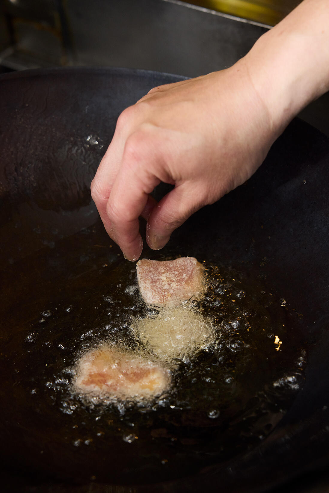豚肉を揚げる