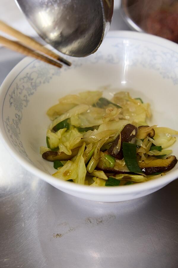 野菜を炒める