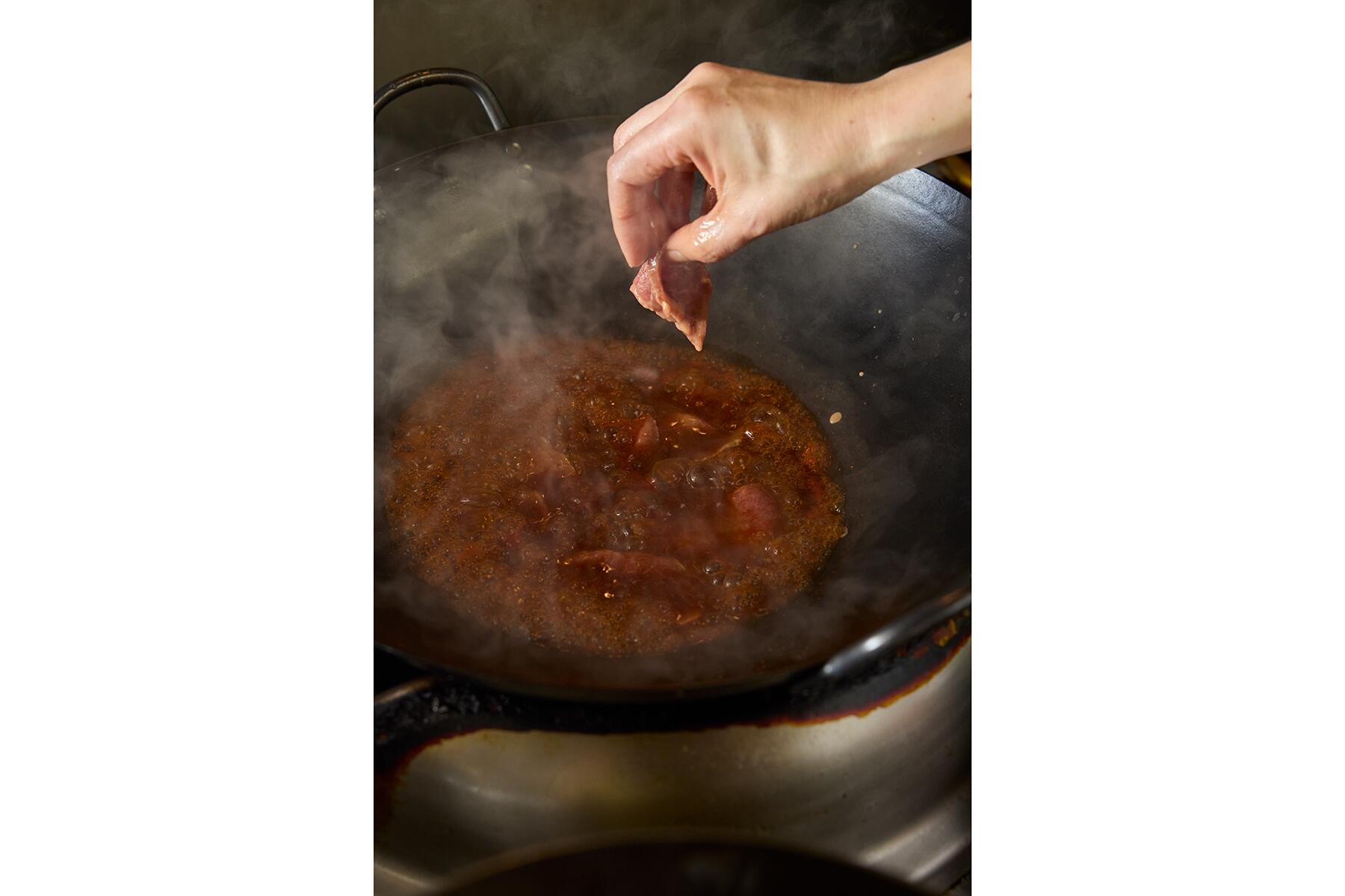 牛肉を煮る