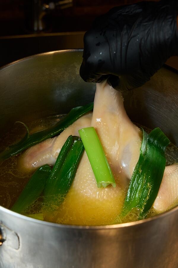 丸鶏をゆでる