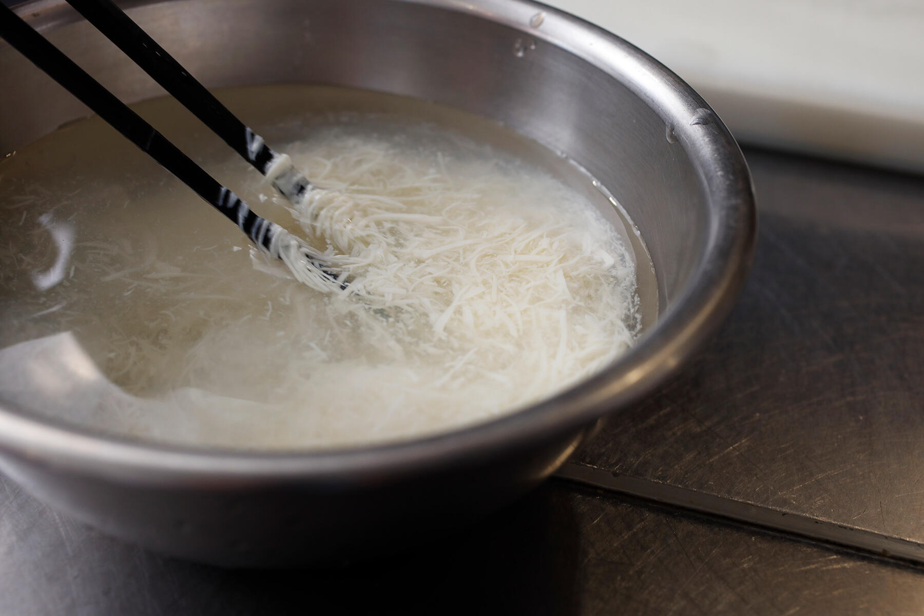 豆腐を水にさらす