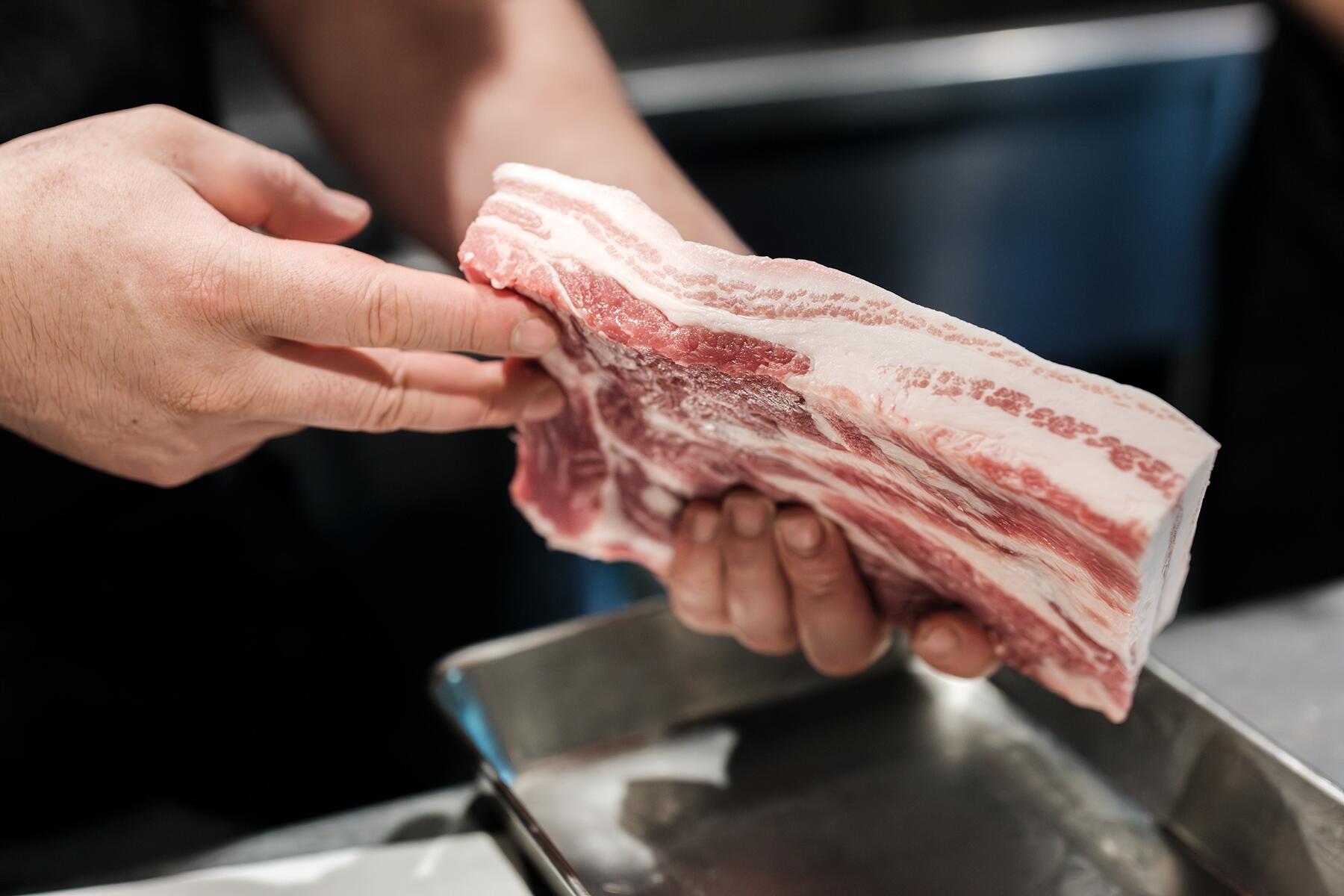 豚肉を成形する