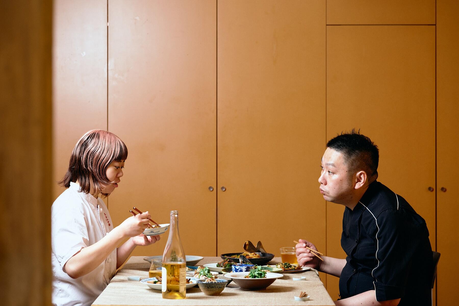 井上史子さん（左）と、水岡孝和さん
