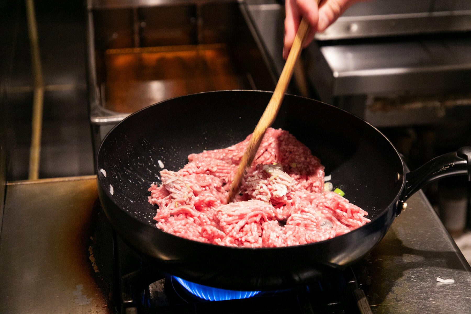 豚ひき肉を炒める