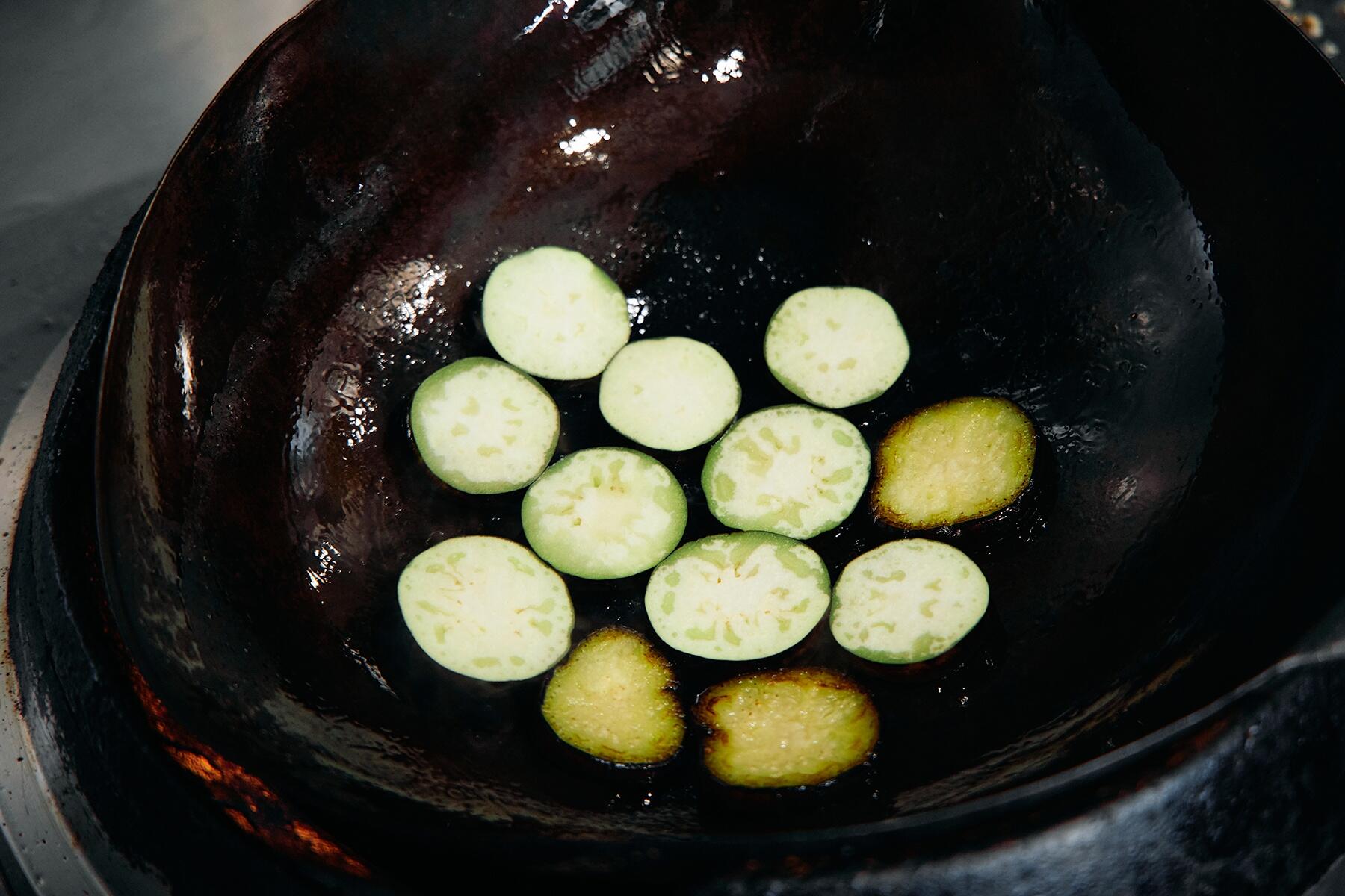 たっぷりの油でなすを焼く
