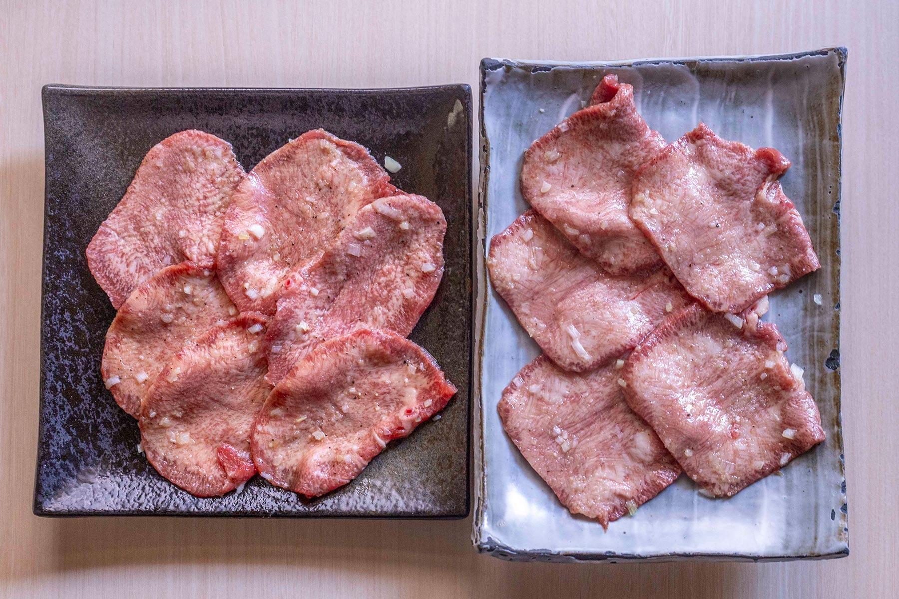 ウルグアイ産のタン塩1,280円（左）とオーストラリア産の上タン塩1,880円。