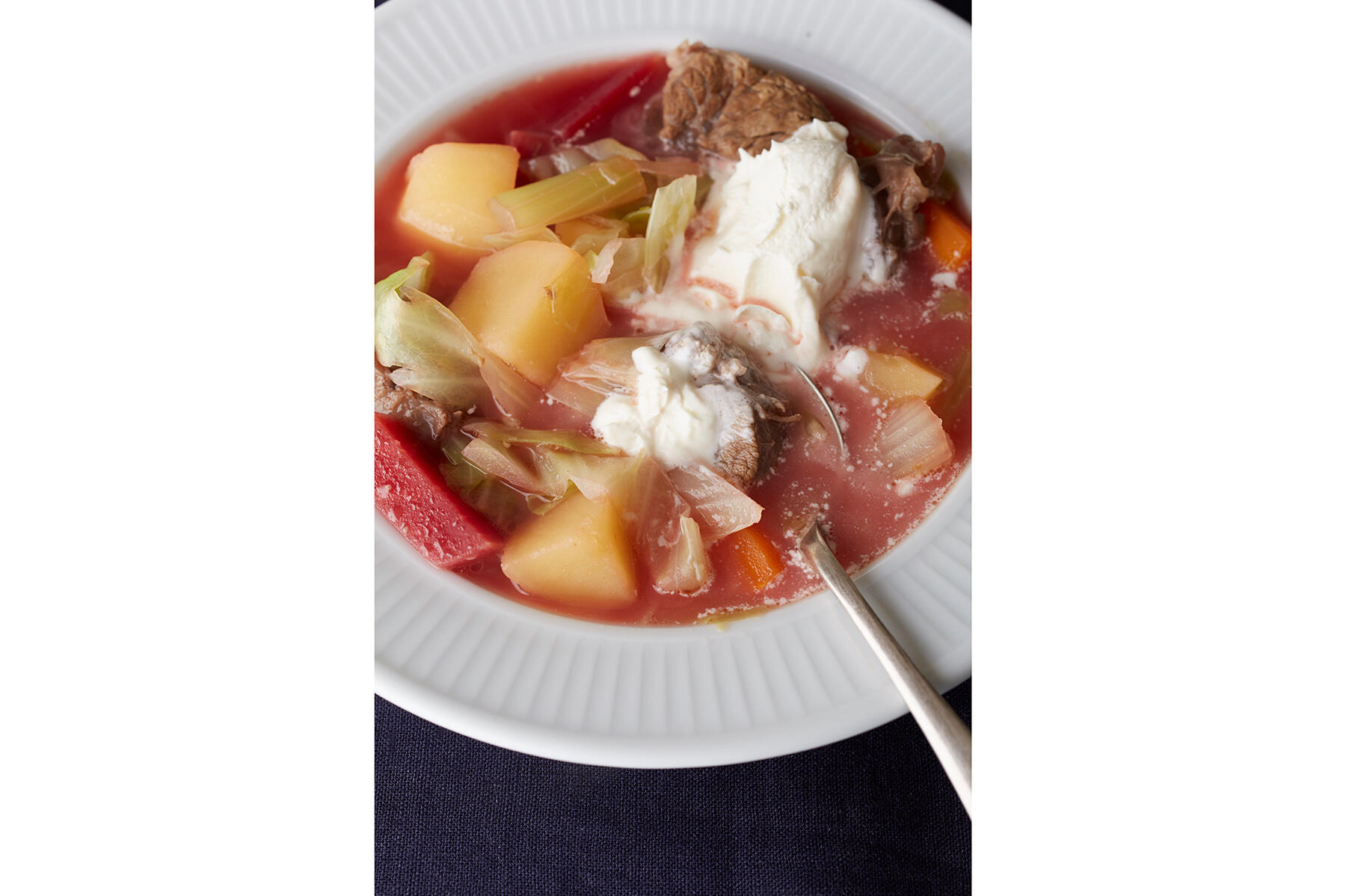 牛すねのだしとビーツの甘味が秀逸な“ボルシチ”