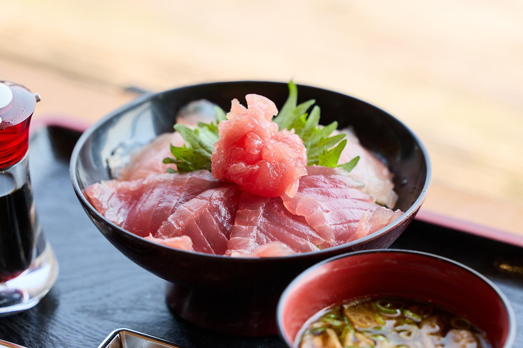 生まぐろ2色丼