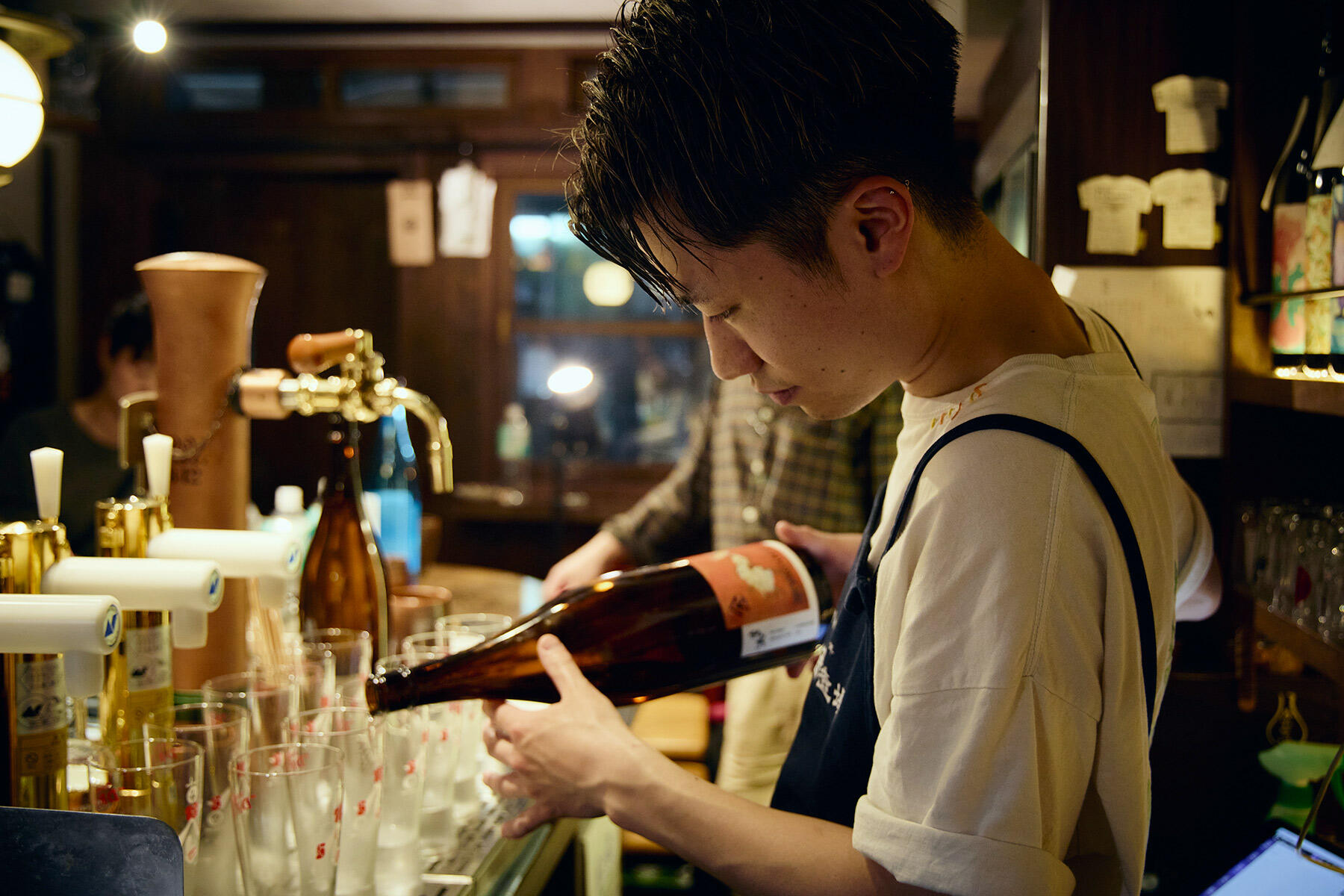 焼酎を注ぐ