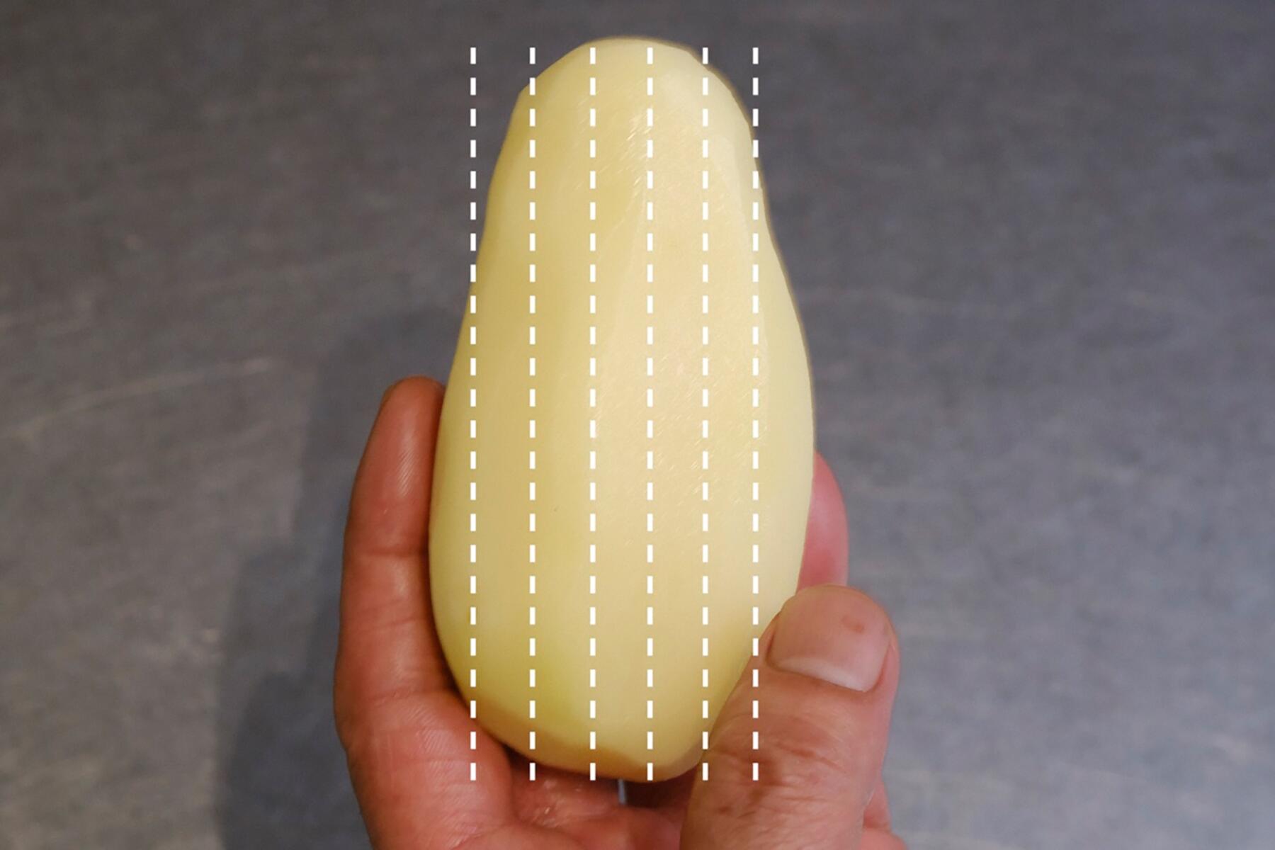 1）じゃがいもの繊維に沿って切る