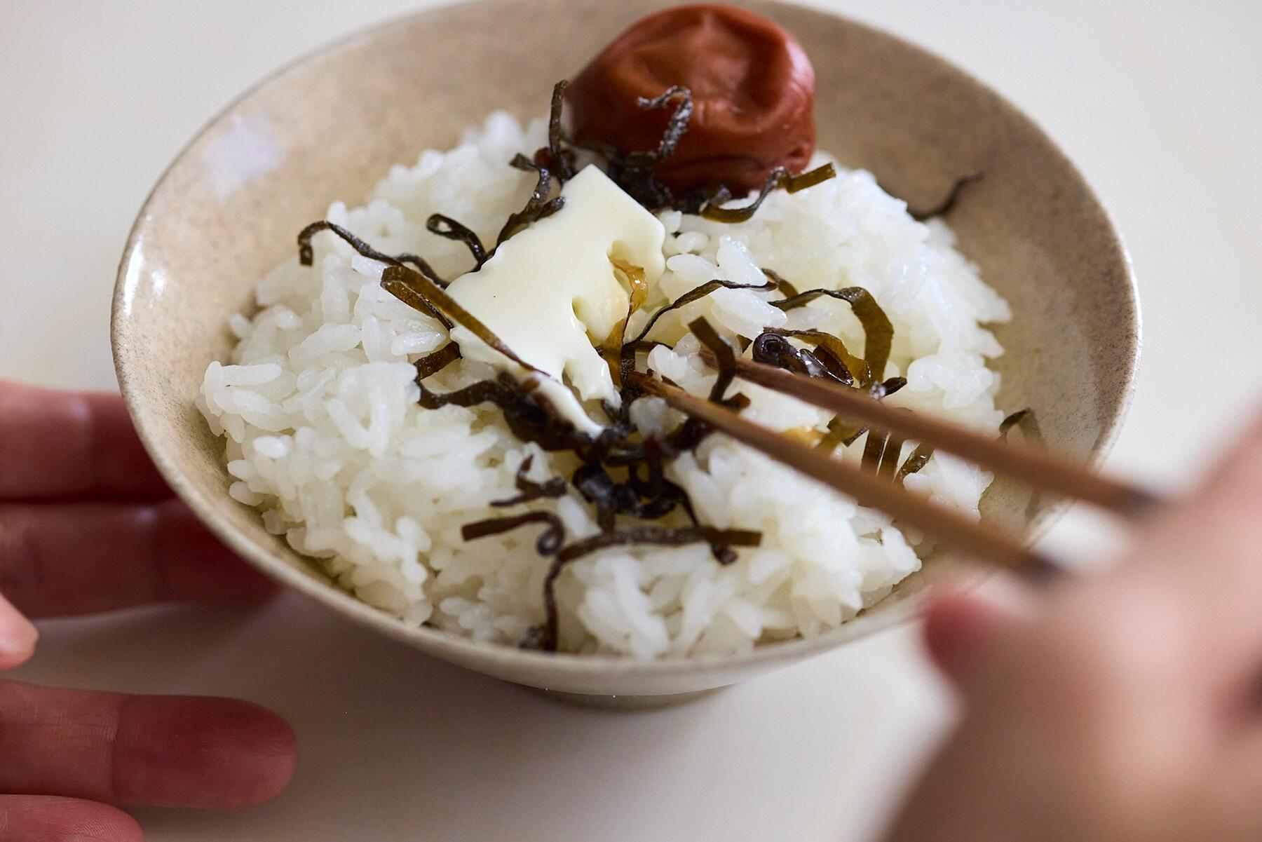 塩昆布梅バターご飯