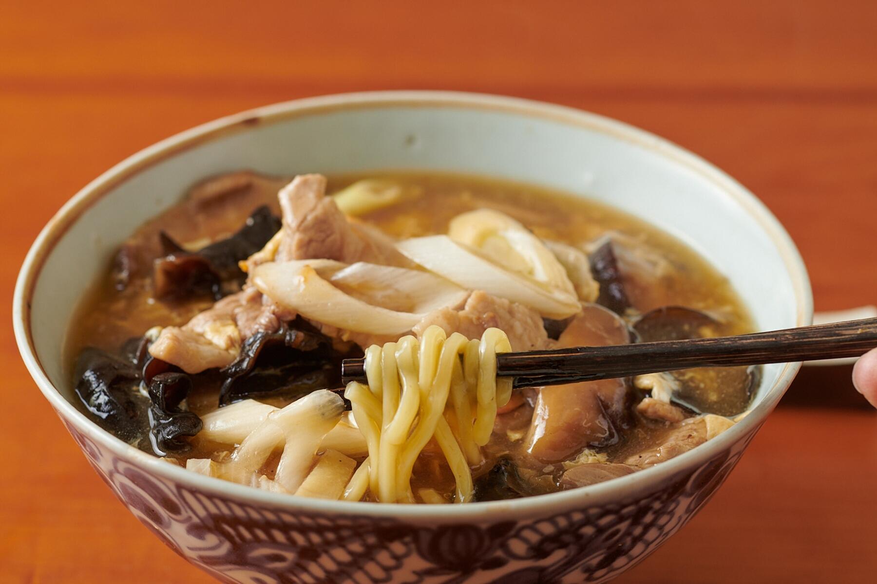 花椒香る、旨味たっぷりの熱々"北京式あんかけ麺"