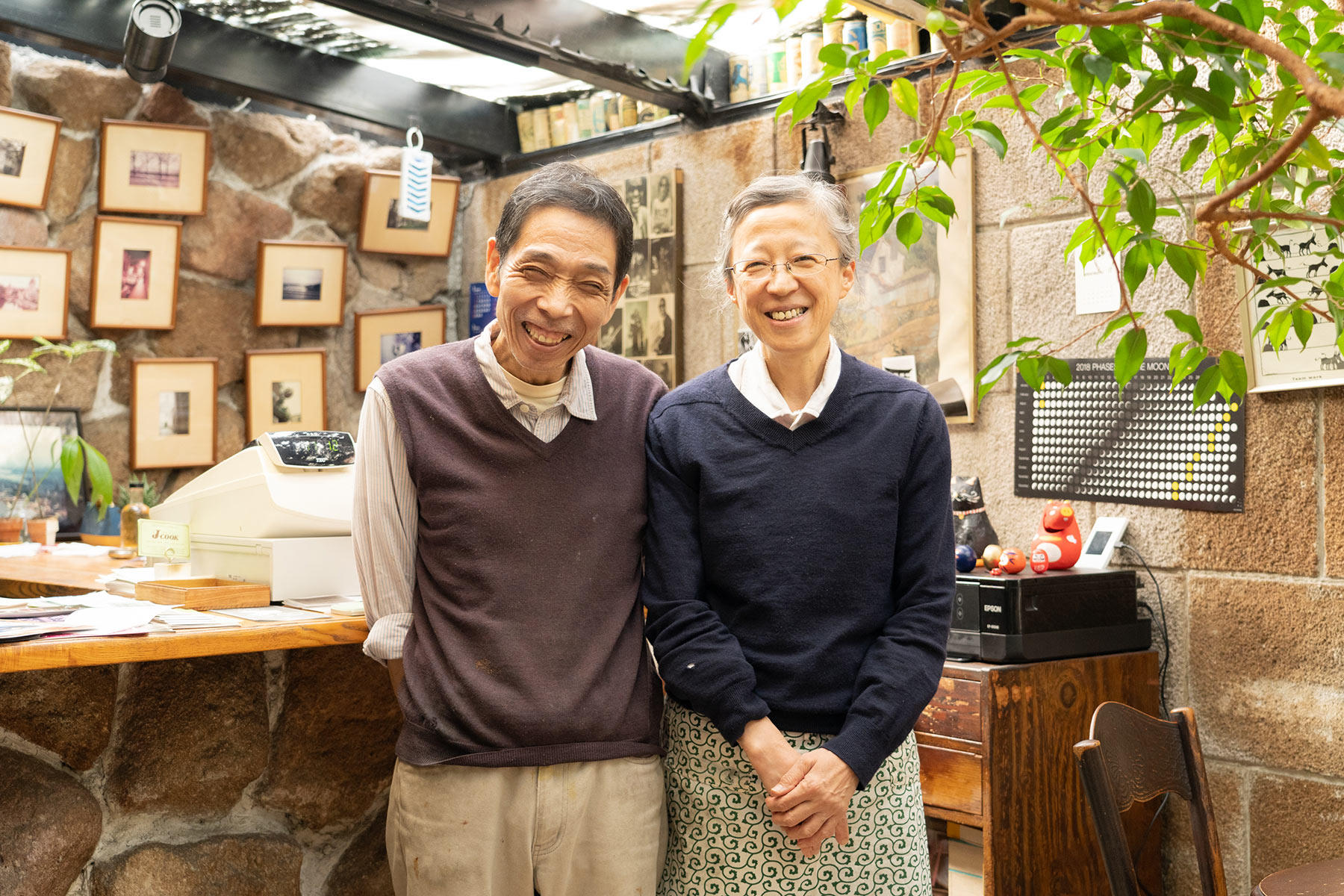 写真家の要望で、いつも以上に寄り添っている。敦子さんは、唐草模様のエプロン。