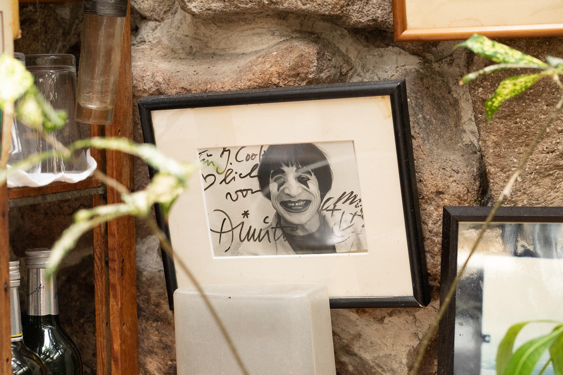 年秀さんはスイスでの研修時代、サーカスで道化師のディミトリを見た。その頃は自分が結婚して神宮前に店を持つことも、その店がオープンしてまもなく来日中のディミトリがやってくることも(そして目の前でサインをもらうことも)想像していなかった。