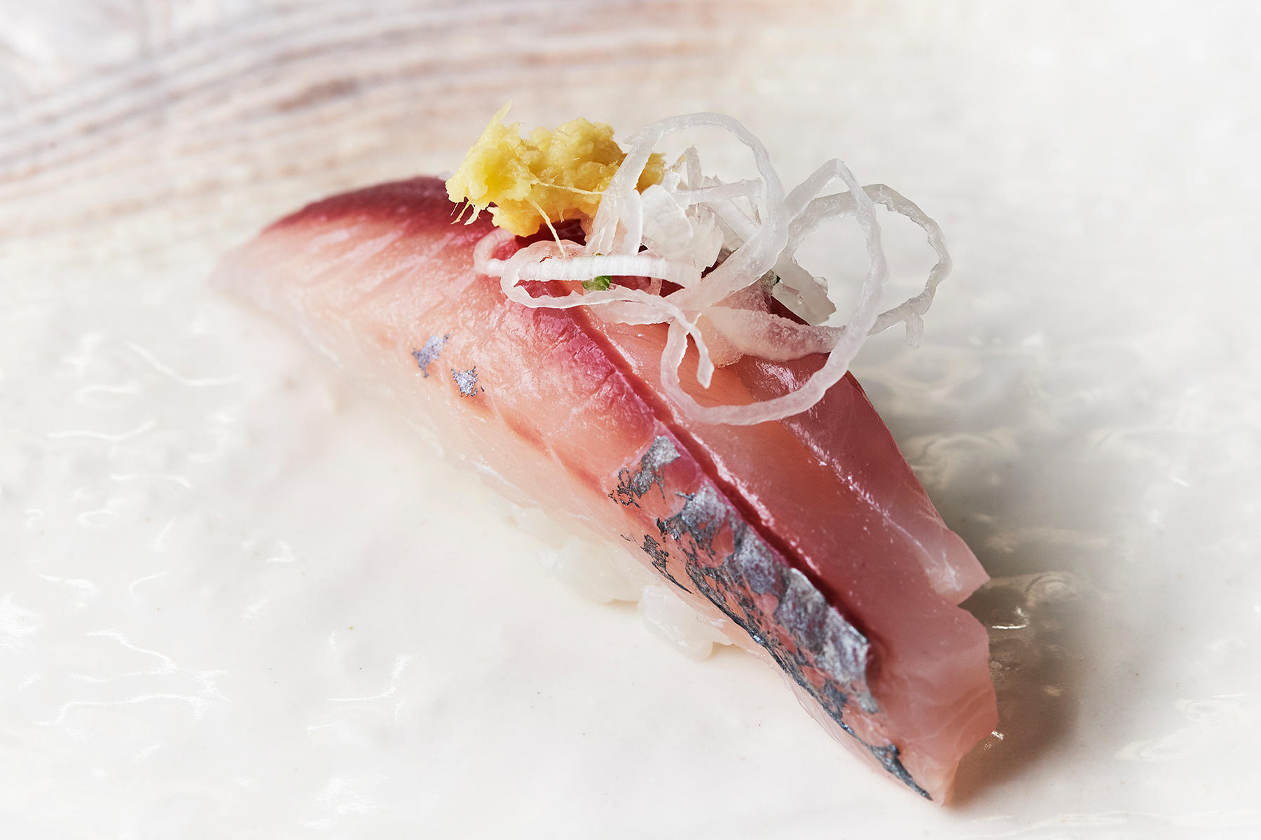 三河湾産の鯵。水揚げが一年中あることから「艶歌鮨」の定番。