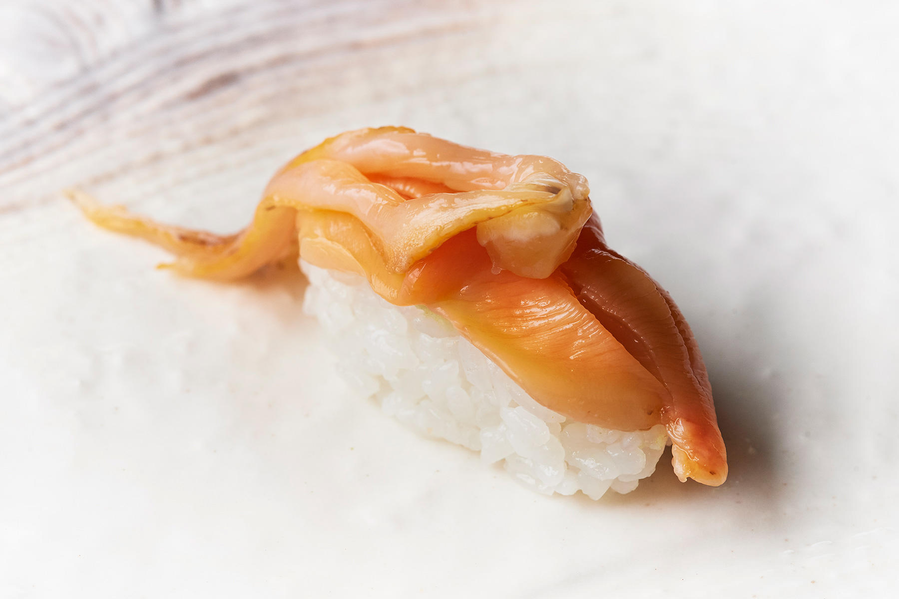 「艶歌鮨」に行ったら、貝類は必ず食べたい。三河湾の貝は別格だと大将は言う。赤貝はひものせで。