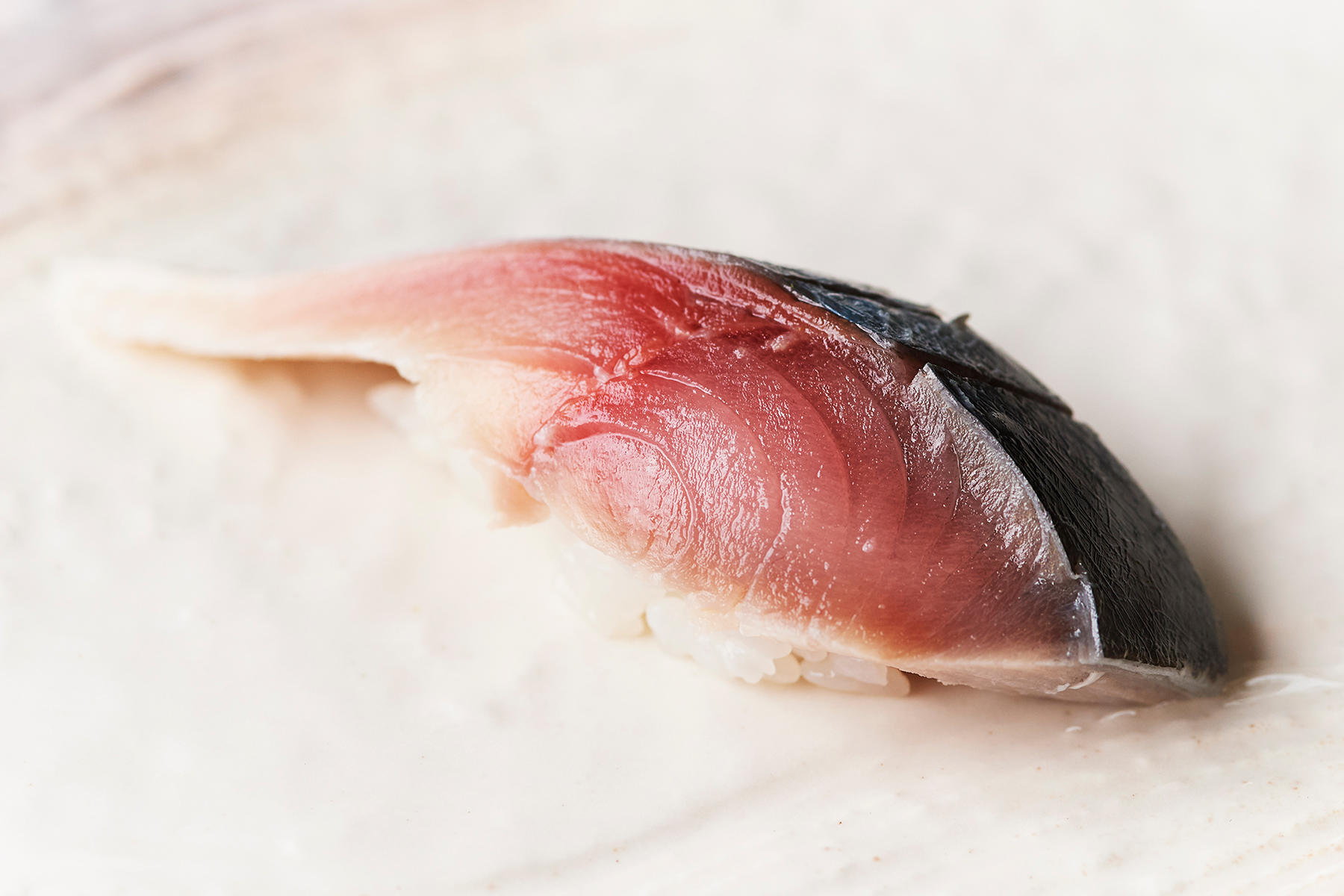 〆鯖も「艶歌鮨」定番。鯖を使ったもうひとつの定番といえば、鯖と大葉の巻物。鯖好きにはたまらない。