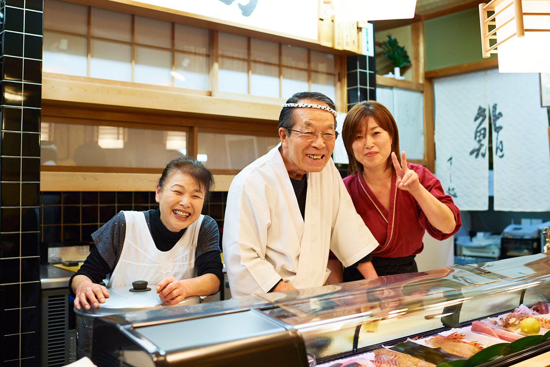 「艶歌鮨」を切り盛りする3人衆。大将の奥さんである恵子さんと長女の幸恵さん。大将もふたりには頭が上がらない。