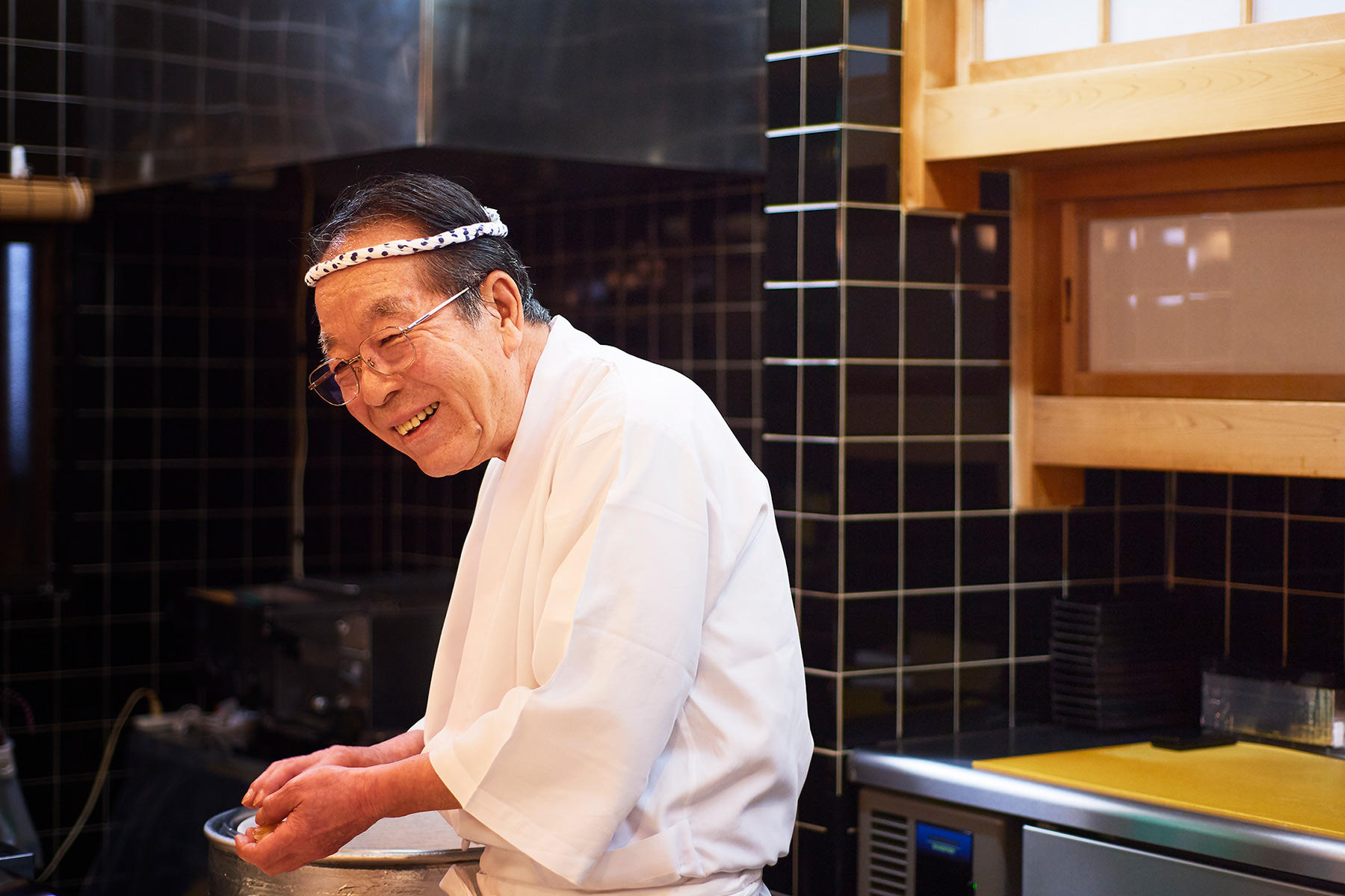 鮨を握るのは大将ひとり。だからといって、客を待たせて退屈させるようなことはしない。カウンター越しのコミュケーションも「艶歌鮨」の名物。
