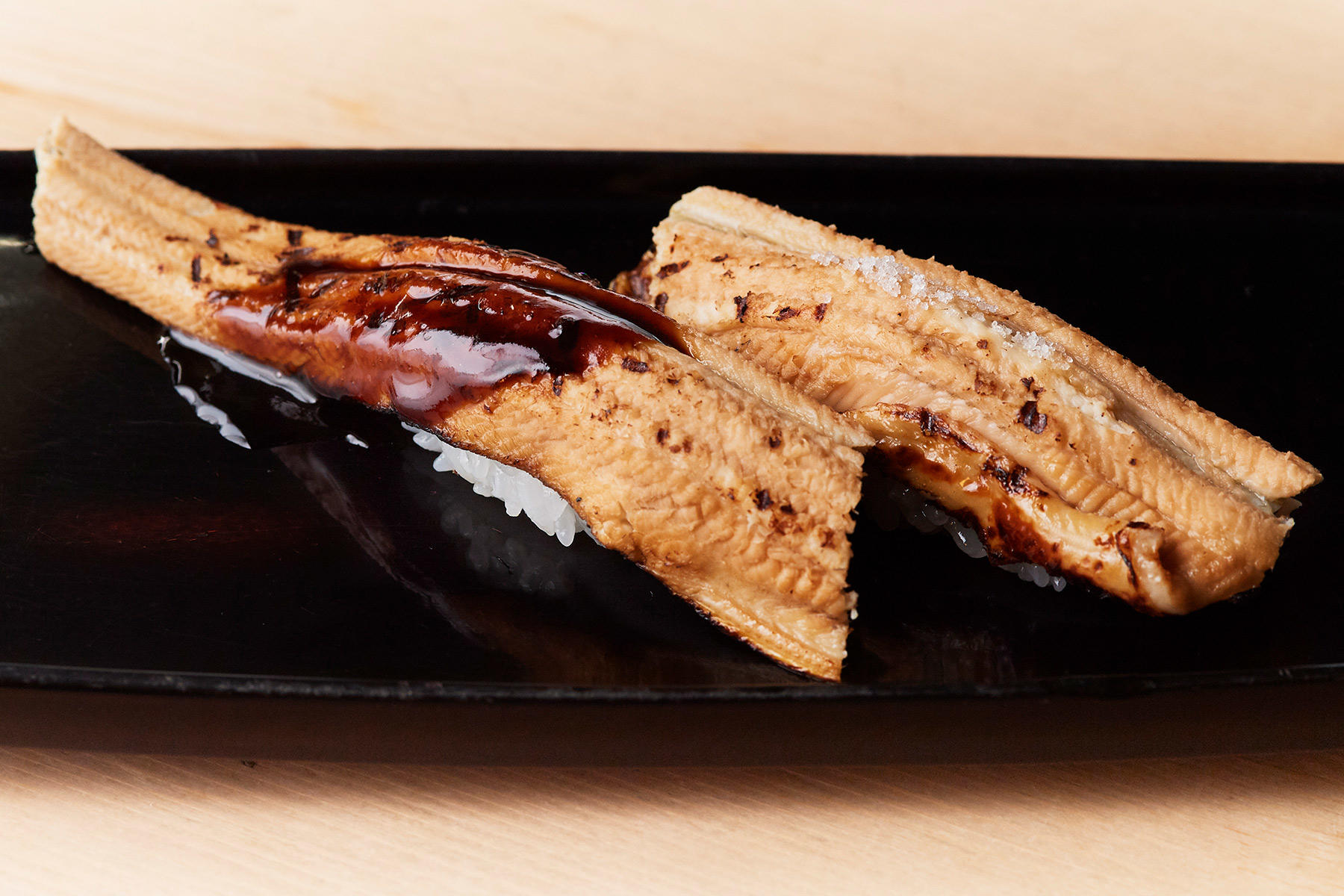 穴子は三河のもの。ツメと塩で1貫ずつ。ふたつの味わいを楽しんでほしいという思いから。