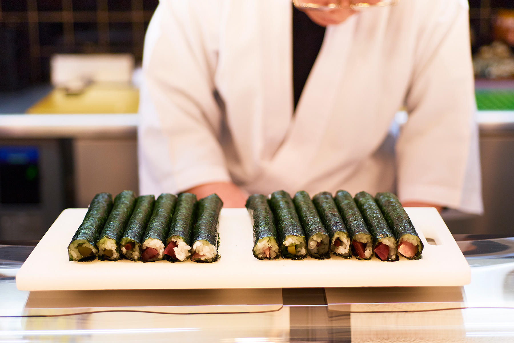 巻物はリクエストに応じて、かんぴょう巻きもかっぱ巻きもたくあん巻きも食材さえあればなんでも巻いてくれる。わさびたっぷりの涙巻きの人気も高い。