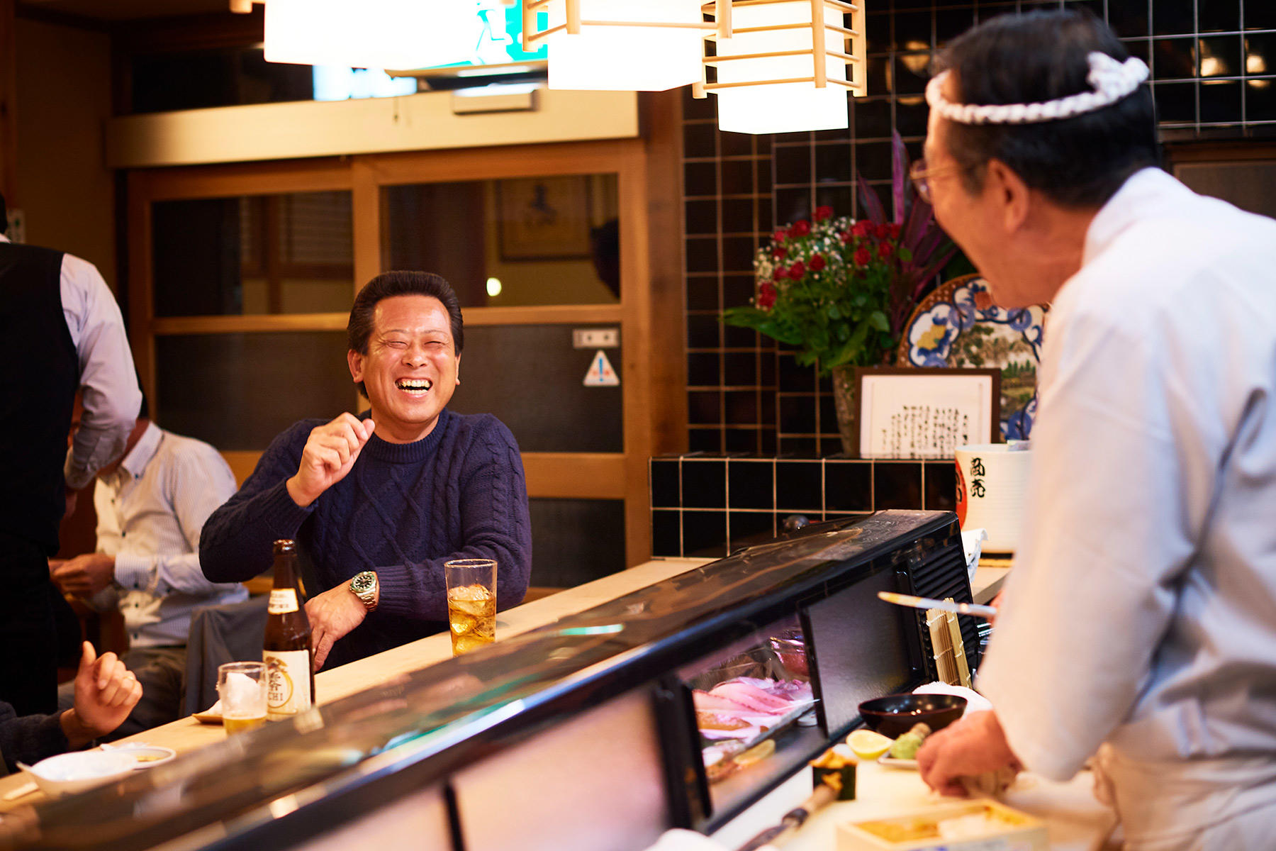 常連客はご無沙汰すると、大将の顔が見たくなり、声が聞きたくなり、暖簾をくぐるという。そんな話をしていると、「鮨はどうなんだ！」と大将から突っ込まれていた。