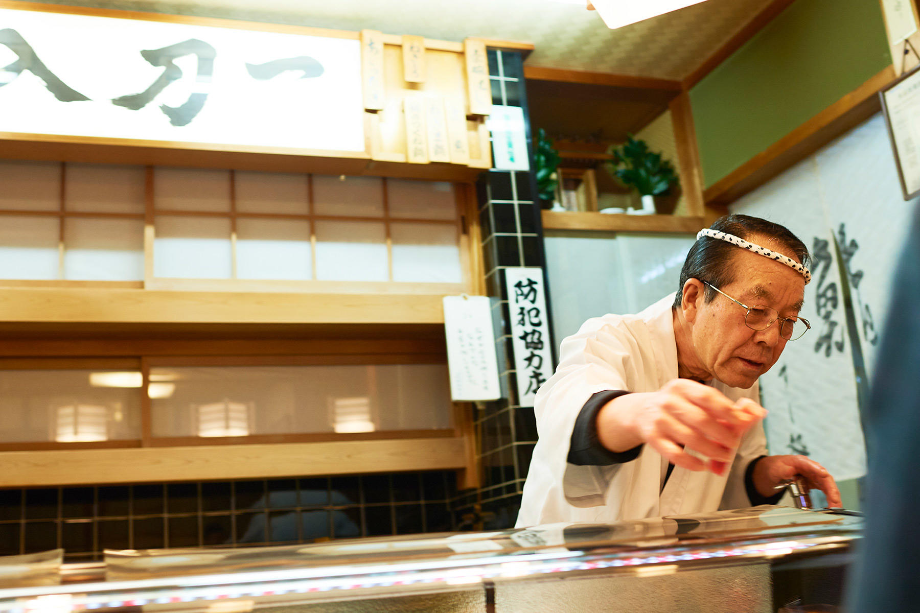 「艶歌鮨」は一代限りを表明しているが、あと20年は続けると大将は言う。単純計算で90歳超え。