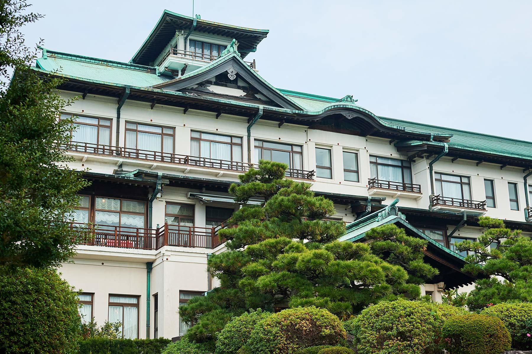 クラシックホテルの名にふさわしい城郭風建築の外観。威風堂々。温故知新。経営の母体は時代とともに変遷しながらも、2012年に現在の名前に改称した。