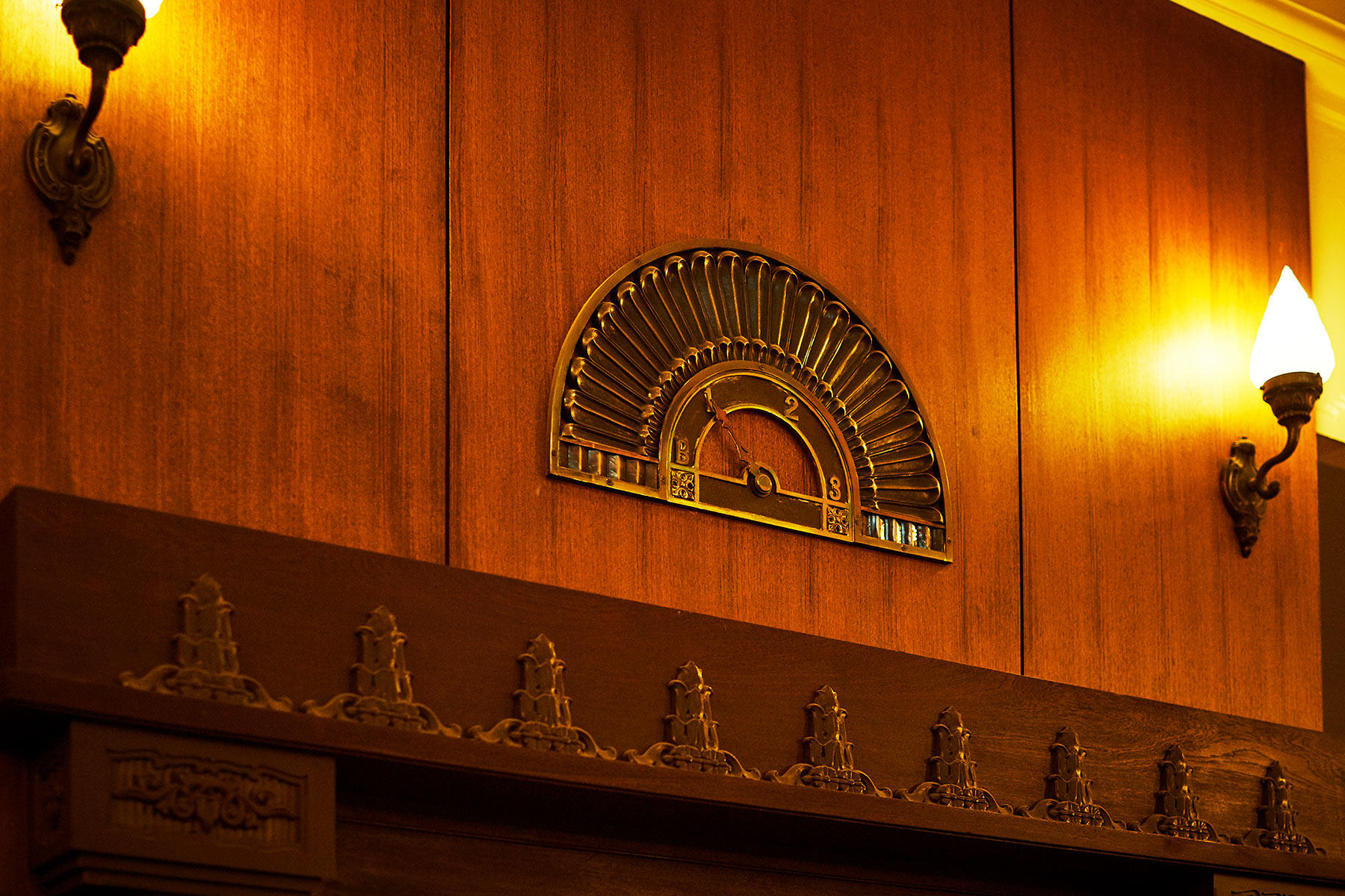 エレベーター。上下すると、針が時計のように動いて階を指し示す。ちなみに、エレベーターは2階まで。