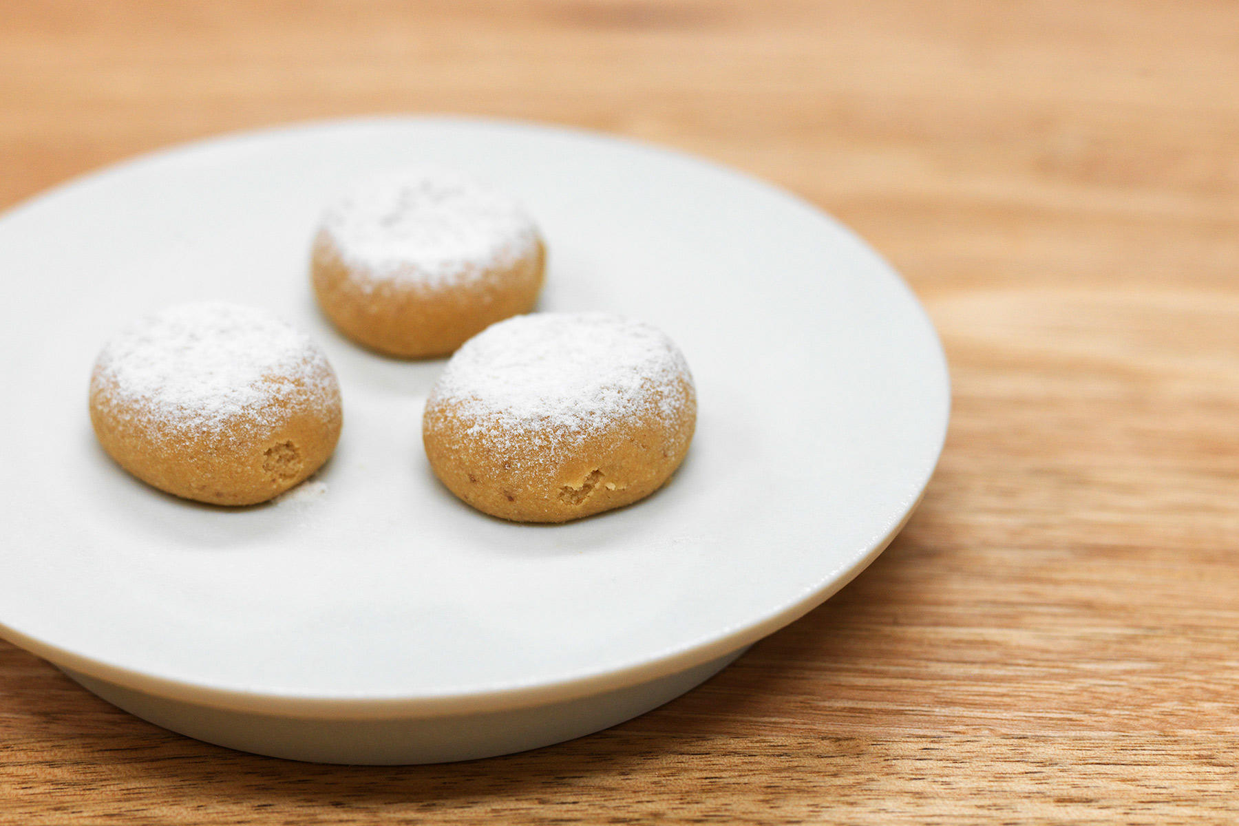 ポルボは、スペイン語で“塵”という意味。ほろっと崩れて、塵のように消えてしまう口溶けが名前の由来だ。