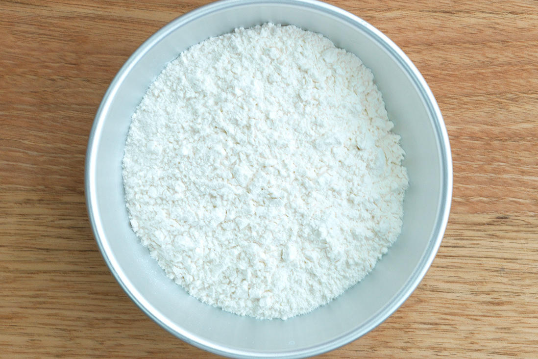 焼く前の薄力粉。火を入れて、グルテンの生成を抑えることで、口溶けの良い生地になる。