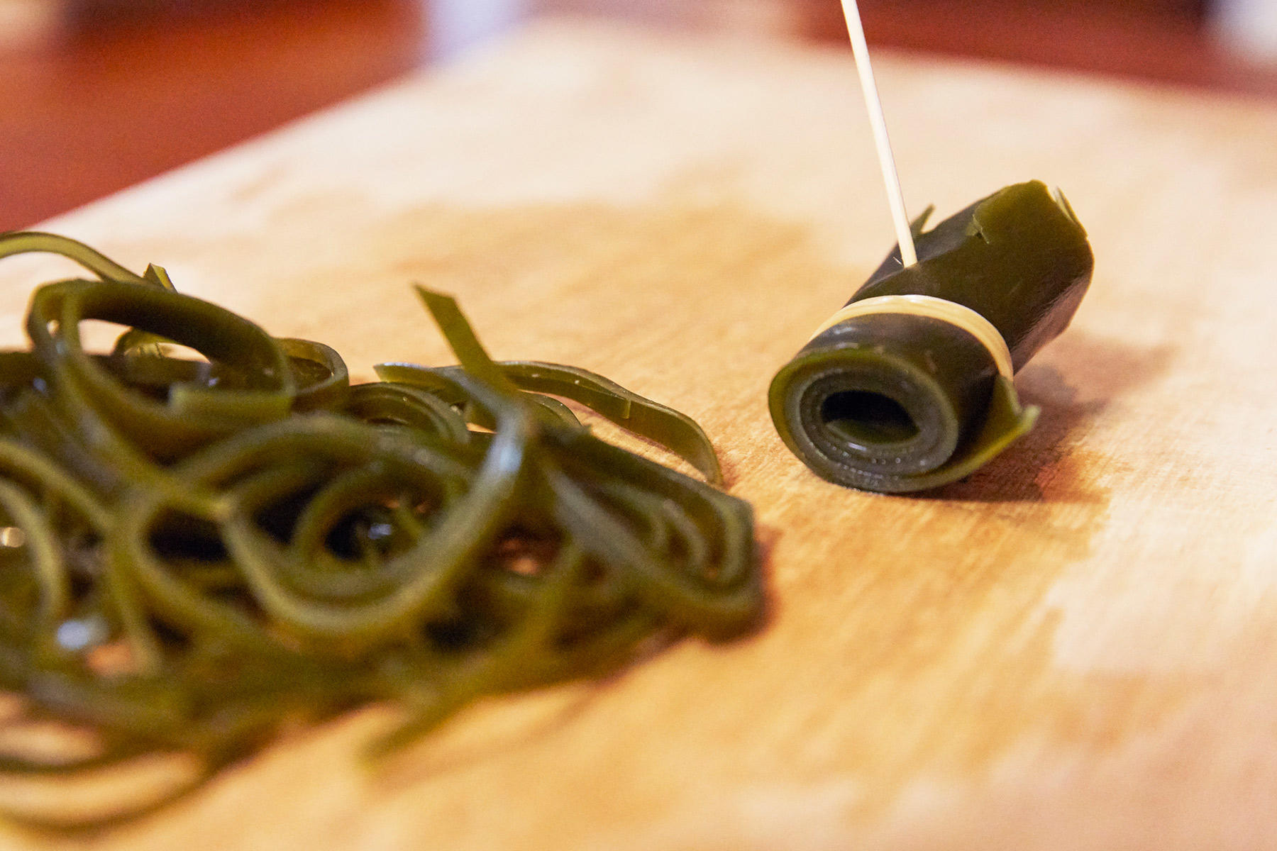 出汁がら昆布を巻いて輪ゴムで縛って爪楊枝で留めれば、極細切りがカンタン!