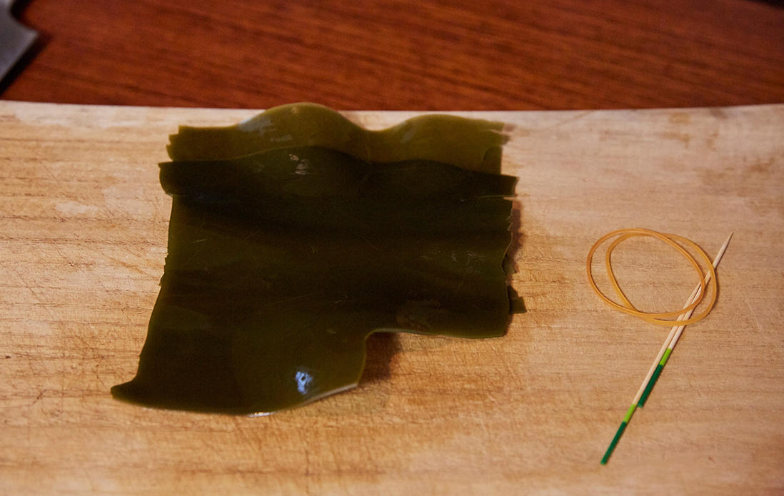 1.用意するのは、出汁がら昆布、輪ゴム、爪楊枝。