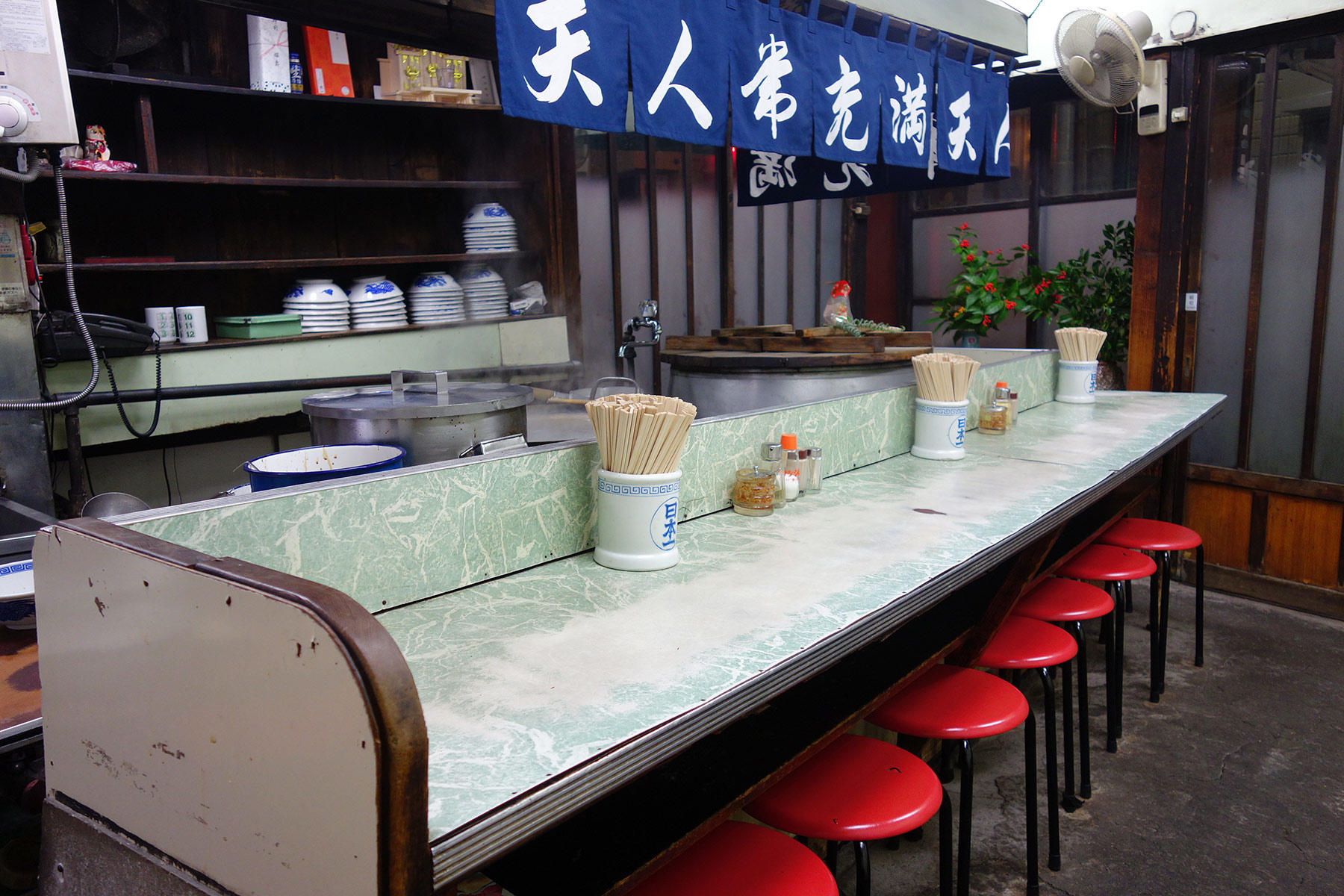 お客さんが帰って、誰もいなくなったときに撮った一枚。ほら、五郎さんが見えてくるでしょ。