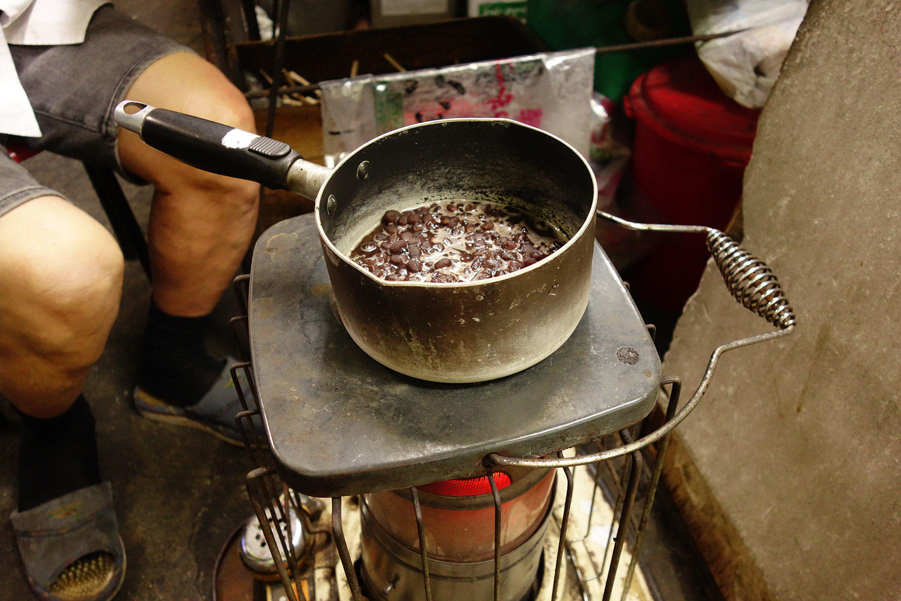 灯油ストーブの香りも郷愁を誘います。この日の賄いはぜんざい。これがまたそそるなあ。