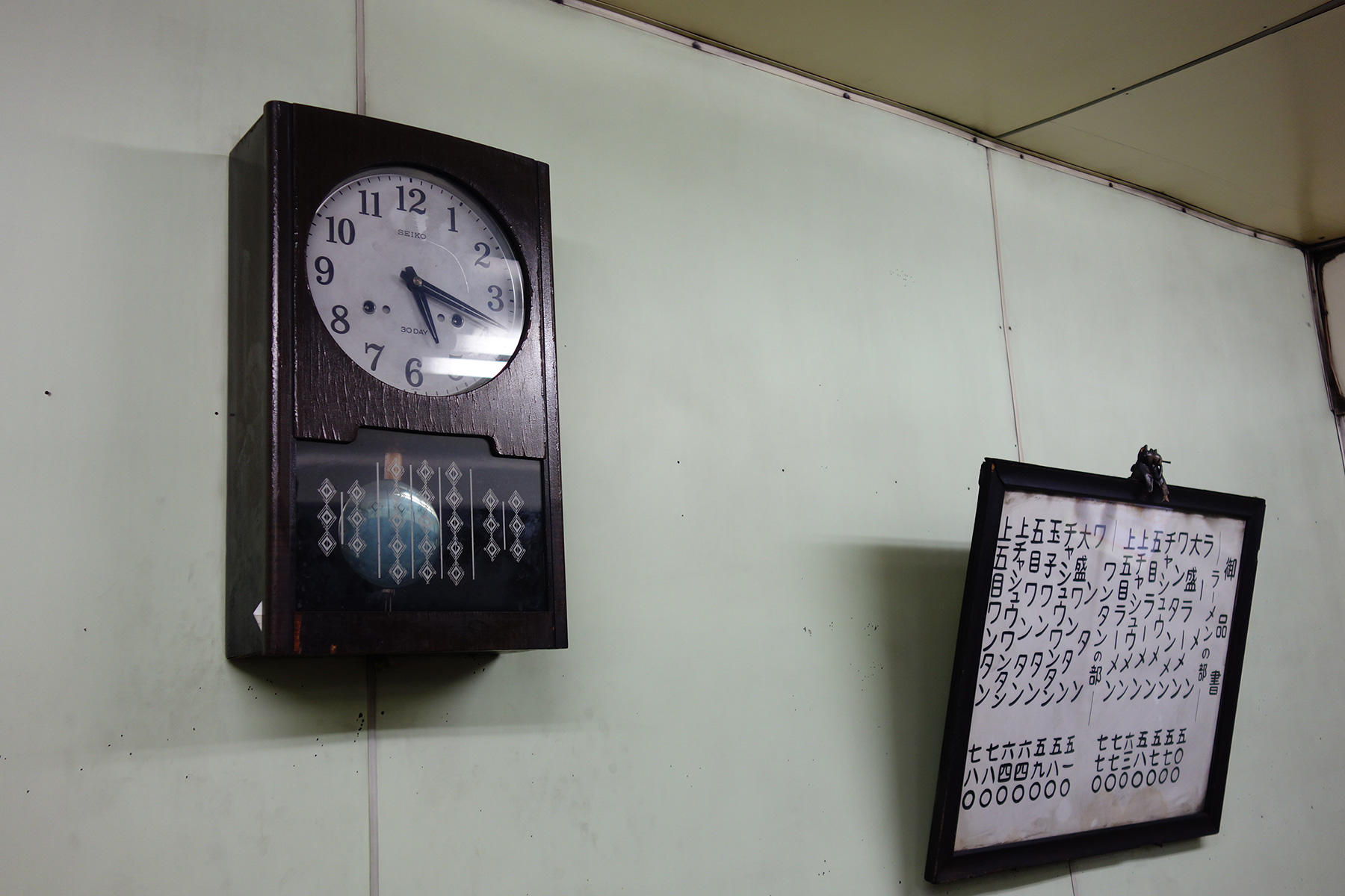 時が止まっているようでも、壁にかかった振子時計はしっかり時を刻んでました。