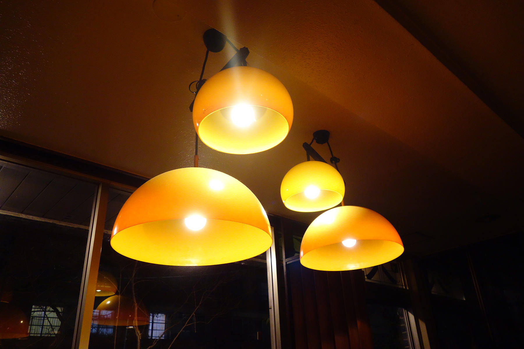 不思議と古さを感じさせない照明。でも今では、こういうデザインは生まれないだろうなあとも思えます。