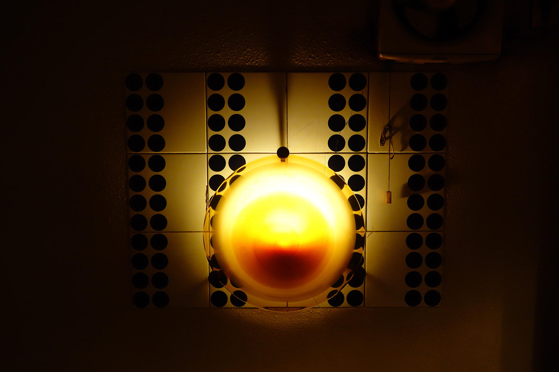 壁際の照明。深海っぽい雰囲気に思えたのはこの水玉も遠因だな、きっと。