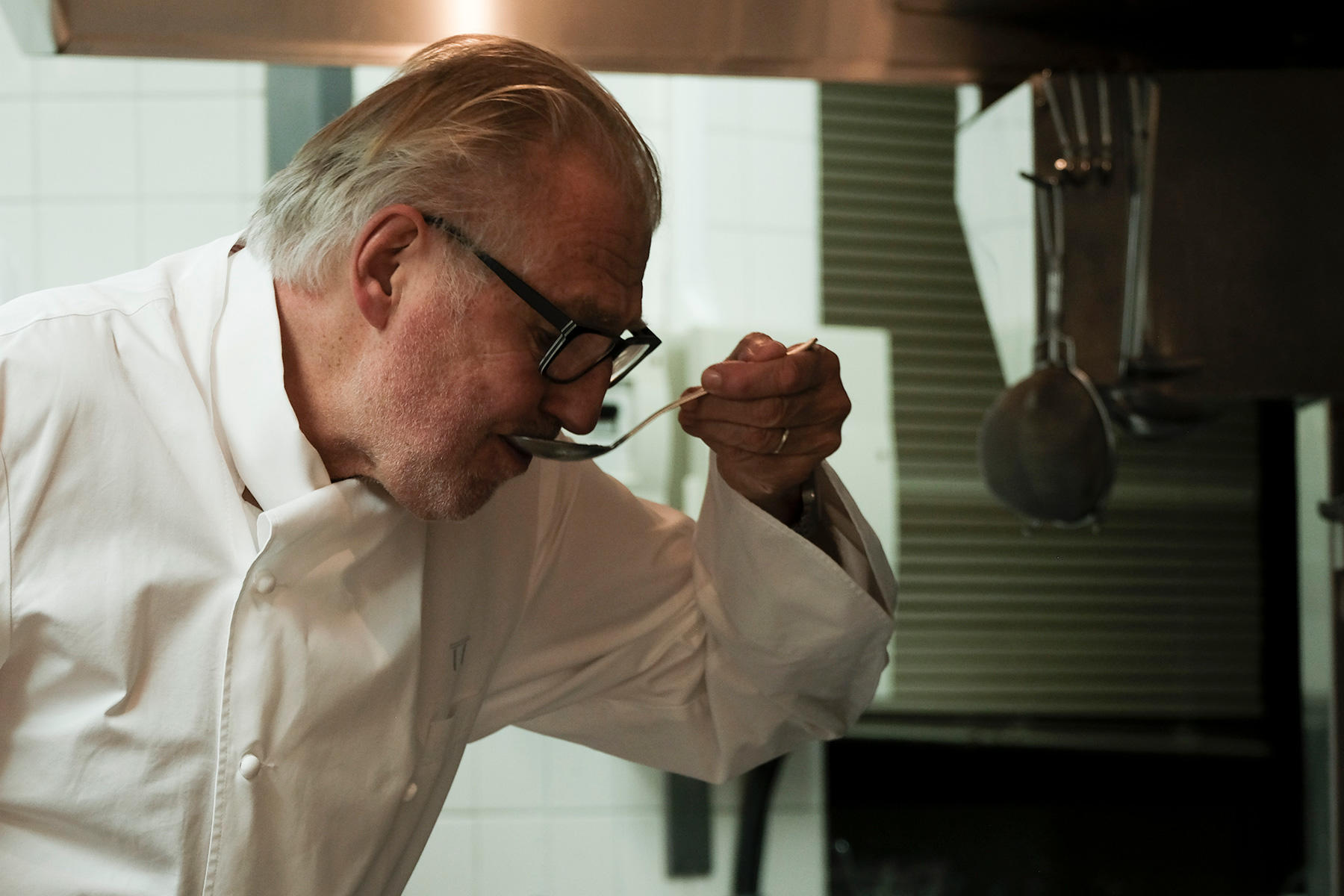 70歳近い年齢にもかかわらず、ビエール・ガニェール氏は世界各国で展開する自身のレストランを精力的に回り、必ず厨房に立って料理をする。