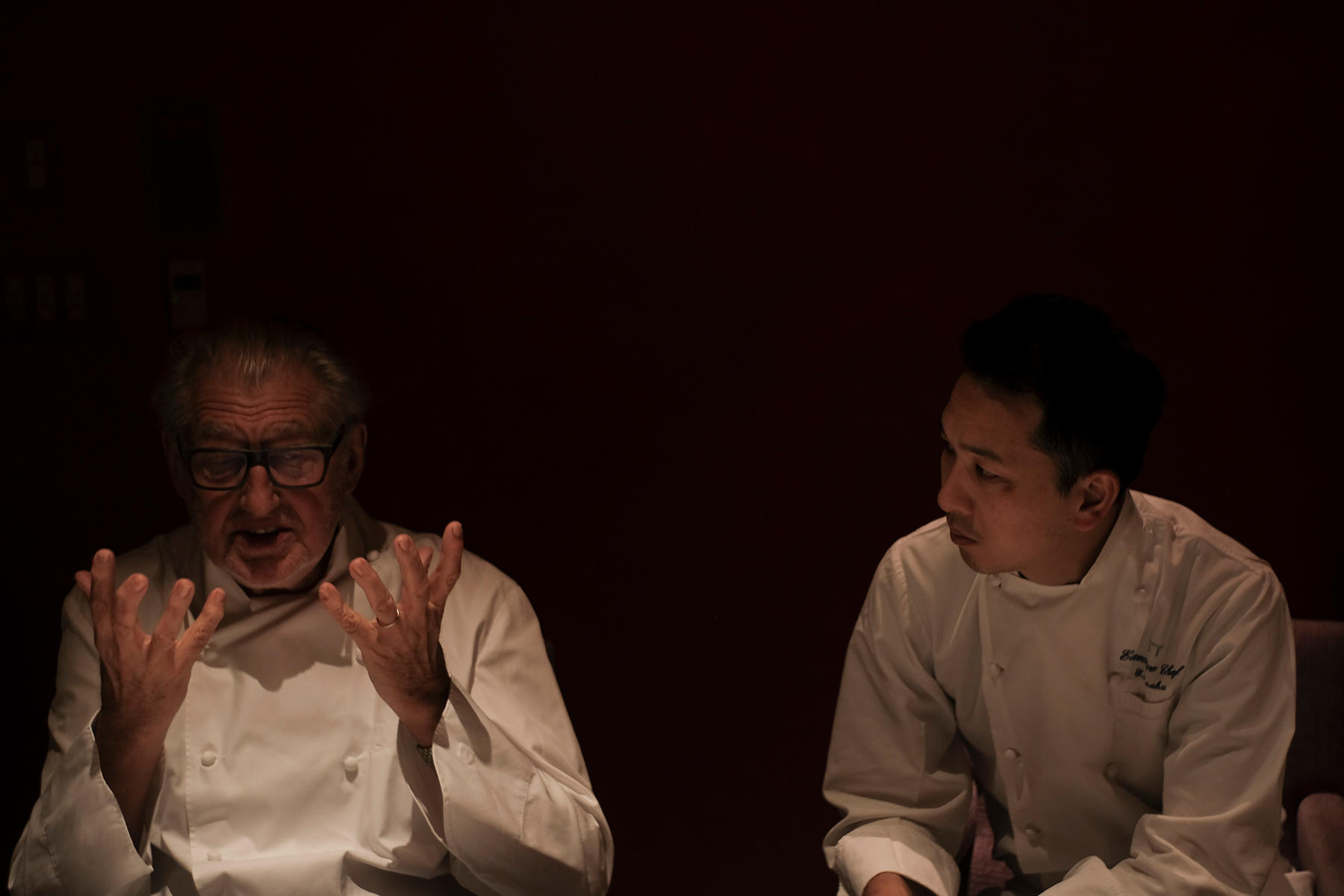 ピエール・ガニェール氏が絶大なる信頼を寄せる、日本の「ピエール・ガニェール」で料理長を務める赤坂洋介シェフと。お互いの感性をぶつけ合いながら、個性的なひと皿が誕生する。