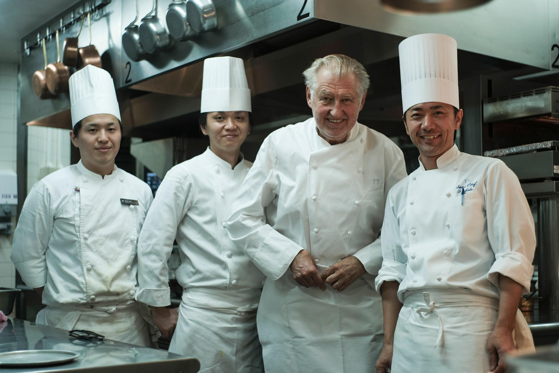 東京で「ピエール・ガニェール」の料理人たちと。日本には年に2~3回の頻度で訪れ、厨房で腕をふるい、スタッフと密にコミュニケーションを取る。