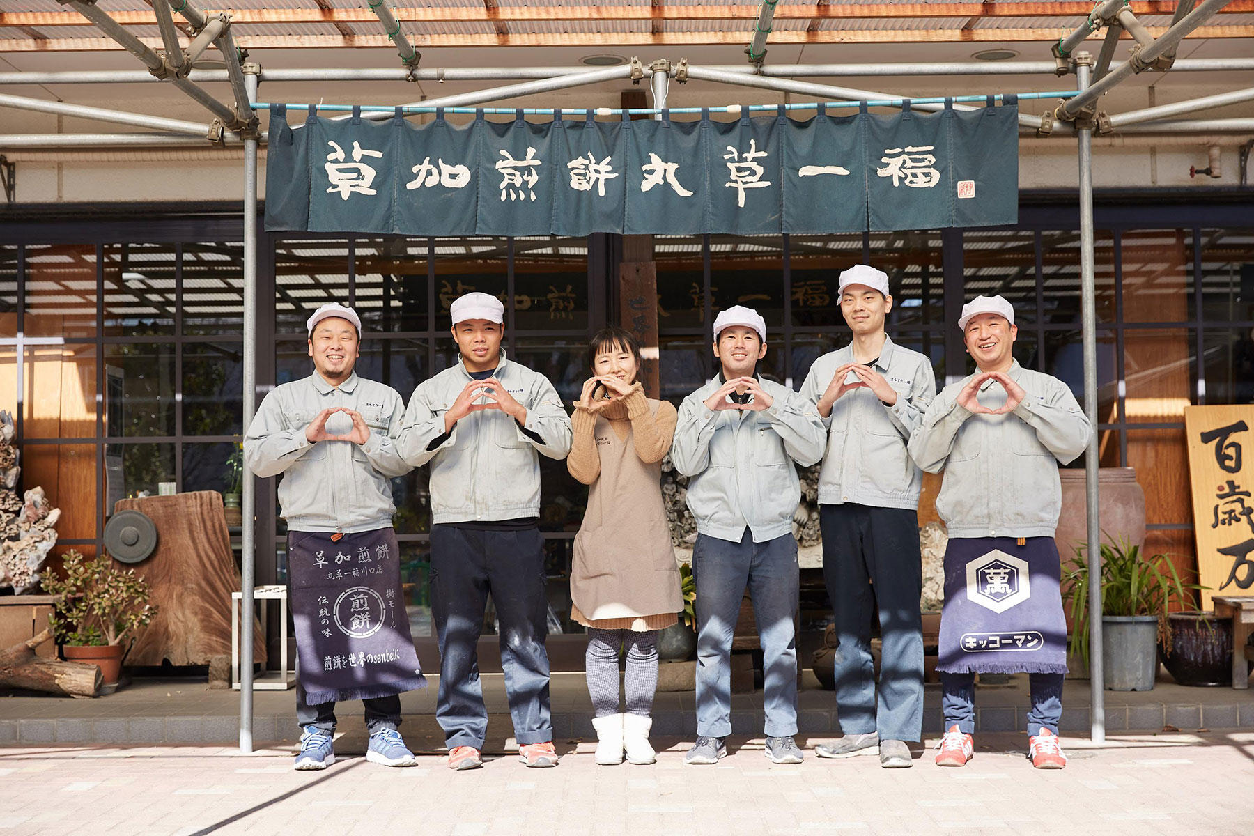 工場で働くスタッフは明るく元気。一番右の高橋さんは、入社13年目のリーダー的存在だ。