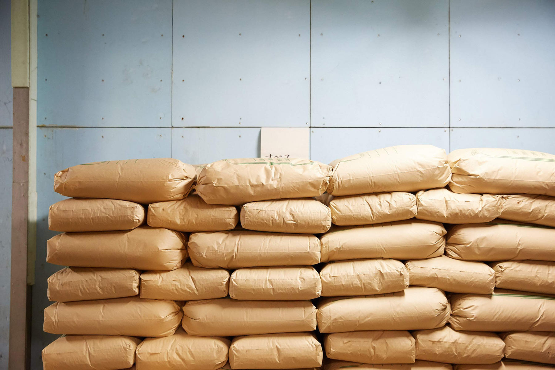 せんべいの原料になるうるち米の倉庫。