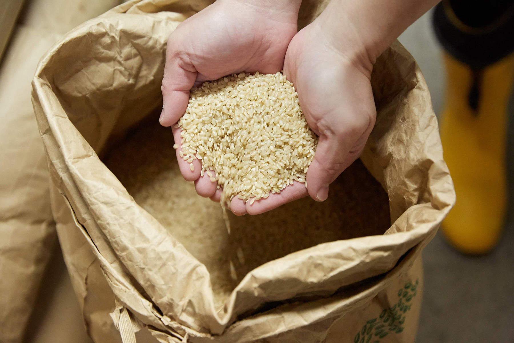 米袋の中の玄米を、その都度精米して使用している。