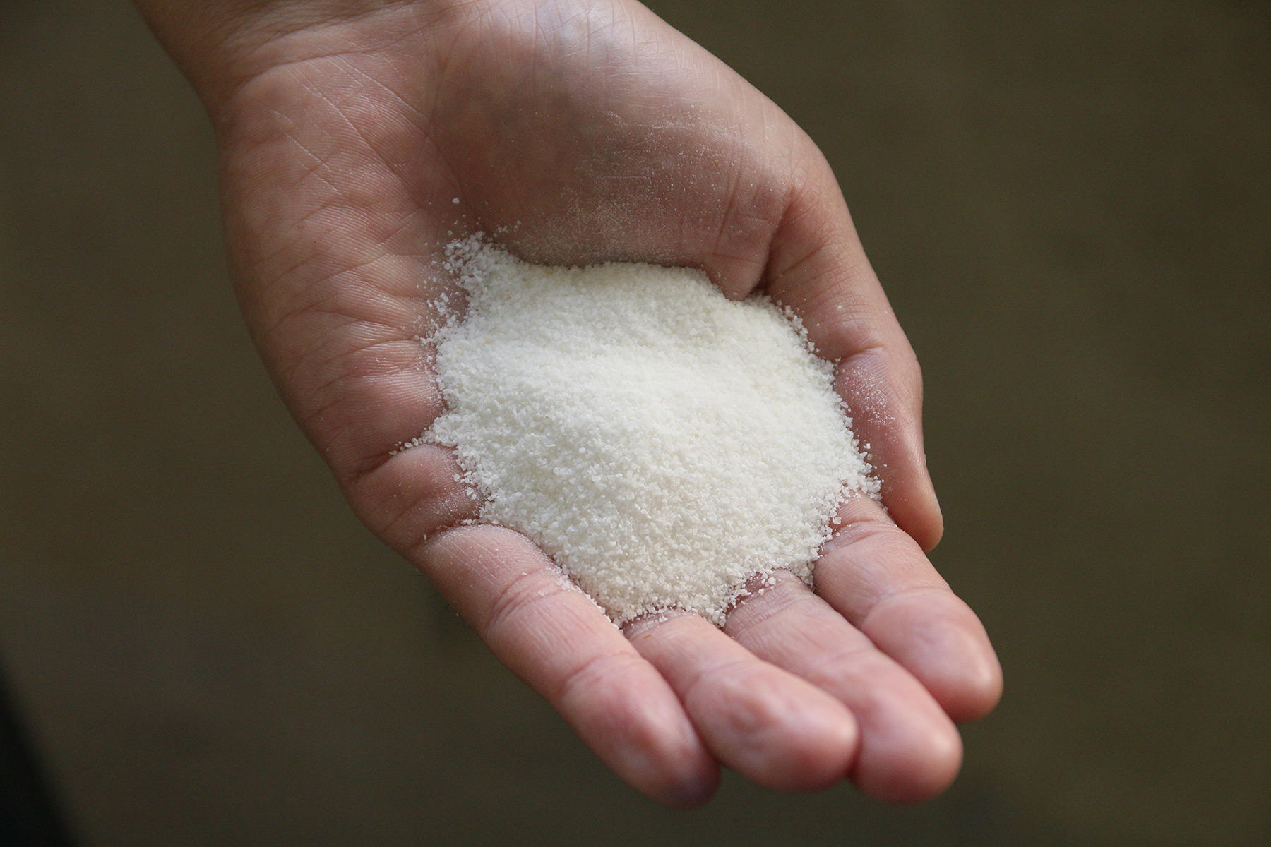 給水させてから細かく製粉する。