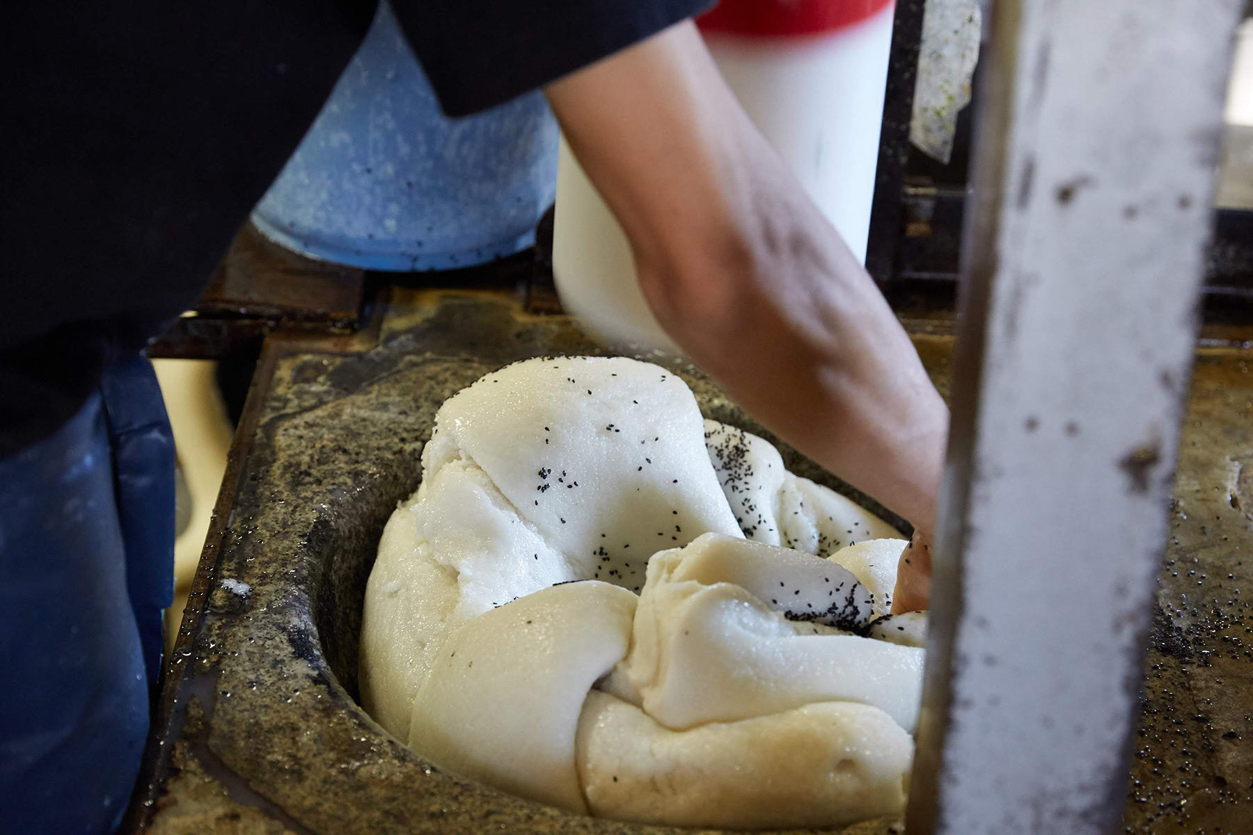 生地にごまを練り込む。