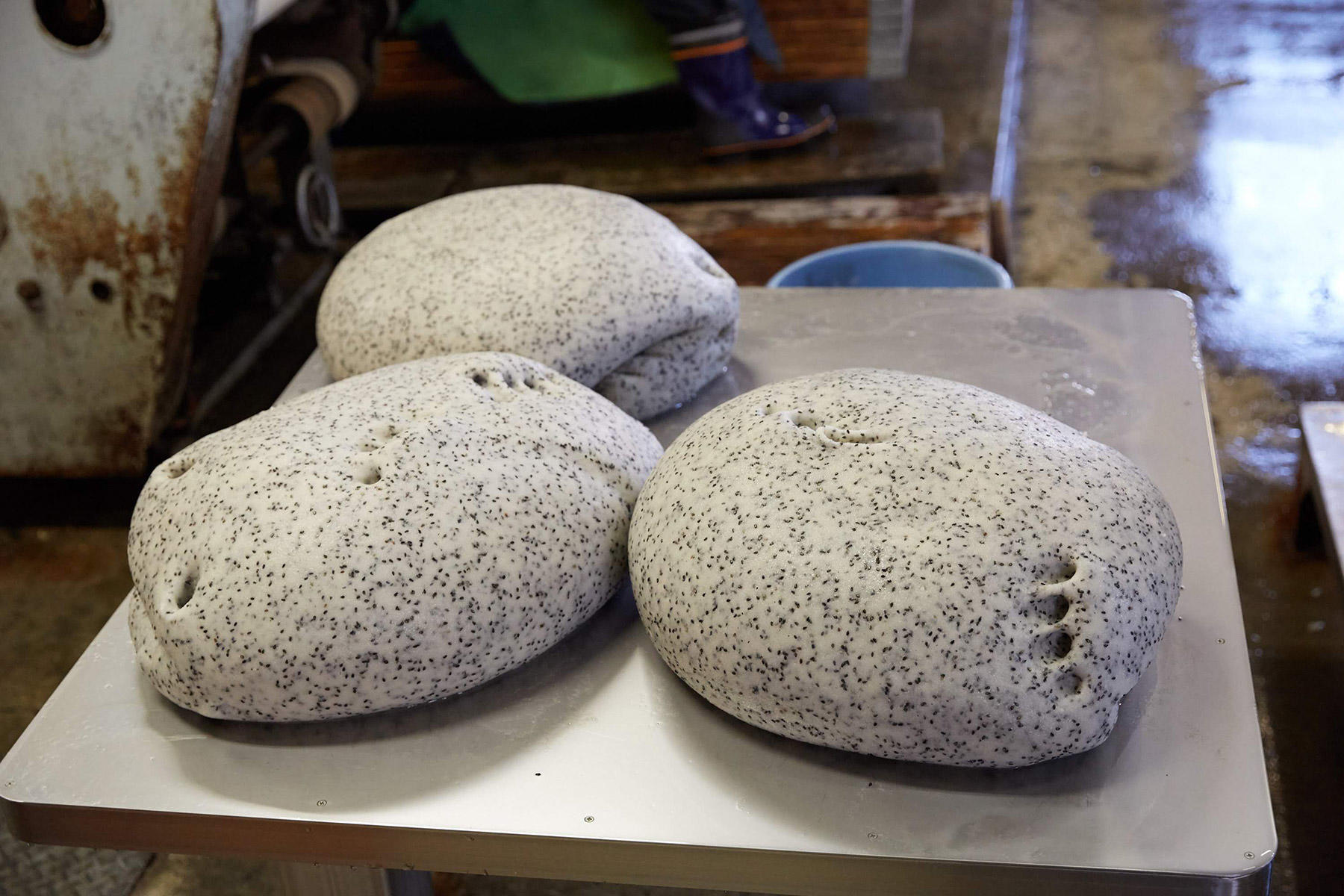 一かたまり10kgほど。力がいる作業だ。