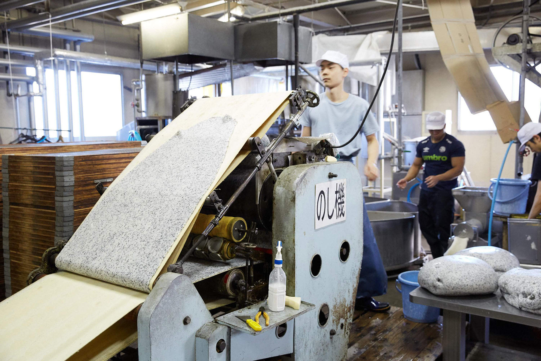 のし機を通し、薄く伸ばす。