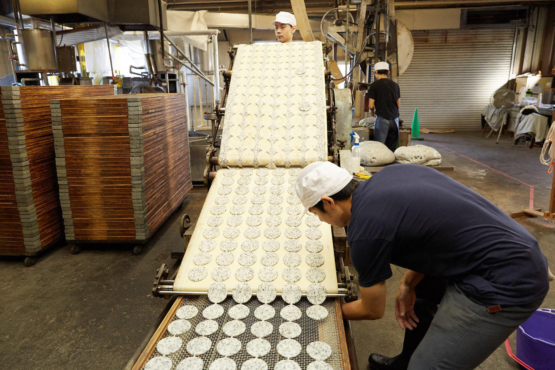 型から外れなかった生地を、職人が手で剥がす。