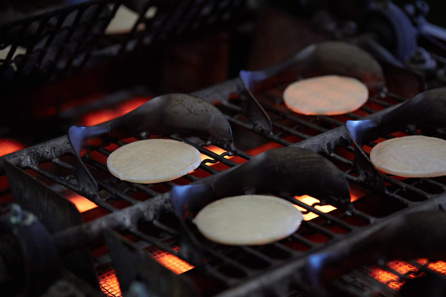 焙炉（ほいろ）生地を温めてから焼きの作業へ。